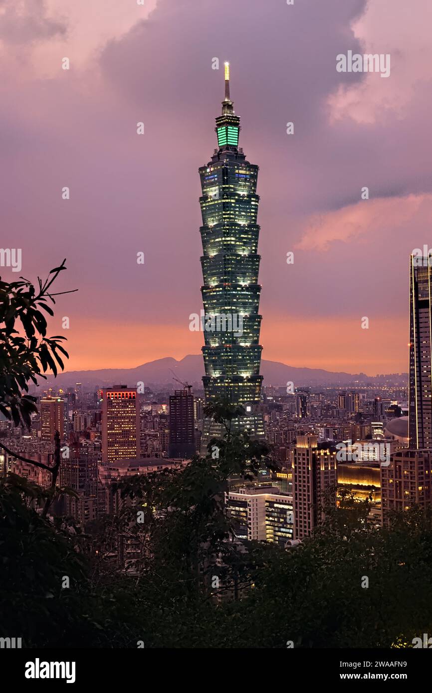 Taipei 101 au coucher du soleil, vu depuis Elephant Peak, Taipei, Taiwan Banque D'Images