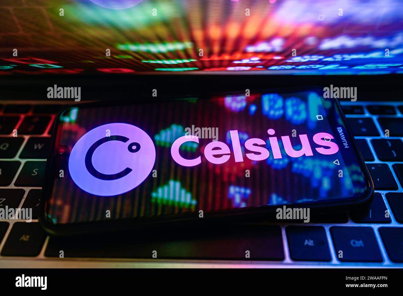 Pologne. 03 janvier 2024. Dans cette illustration photo, un logo Celsius est affiché sur un smartphone avec des pourcentages boursiers en arrière-plan. Crédit : SOPA Images Limited/Alamy Live News Banque D'Images