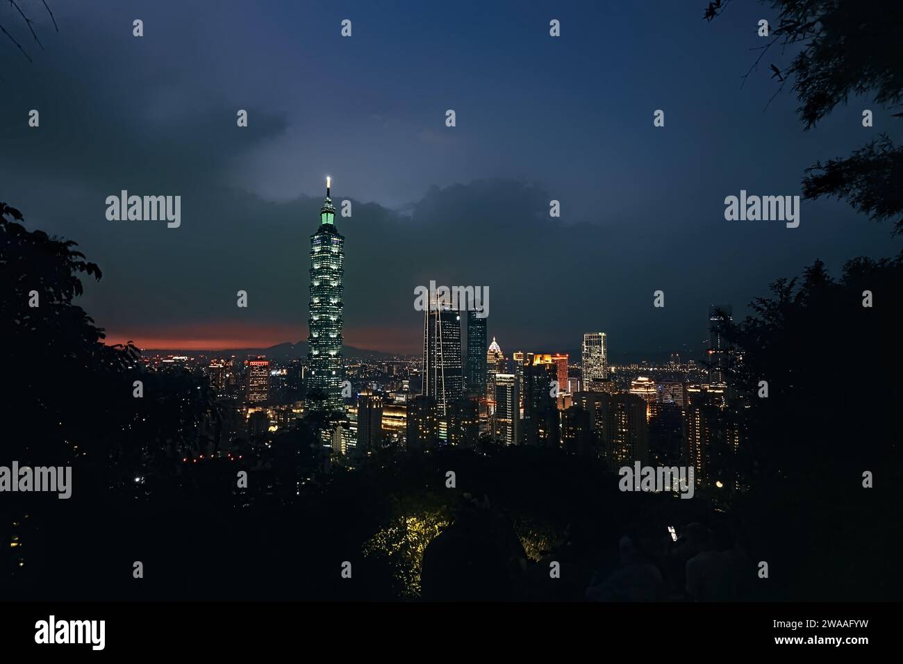 Taipei 101 au coucher du soleil, vu depuis Elephant Peak, Taipei, Taiwan Banque D'Images