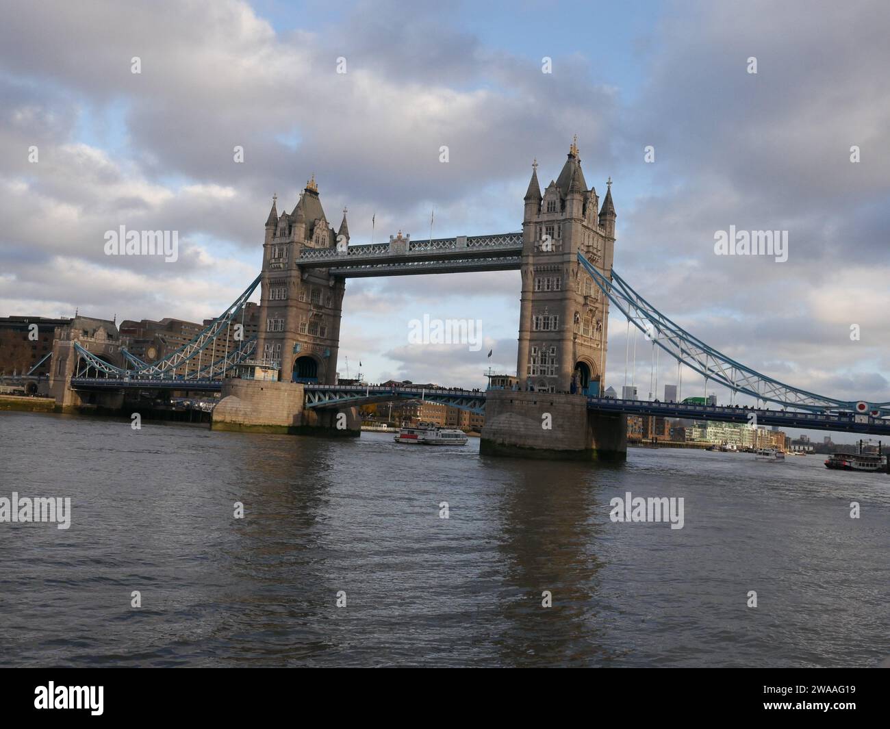 Vue sur Tower Bridge depuis Queens Walk, Londres Banque D'Images