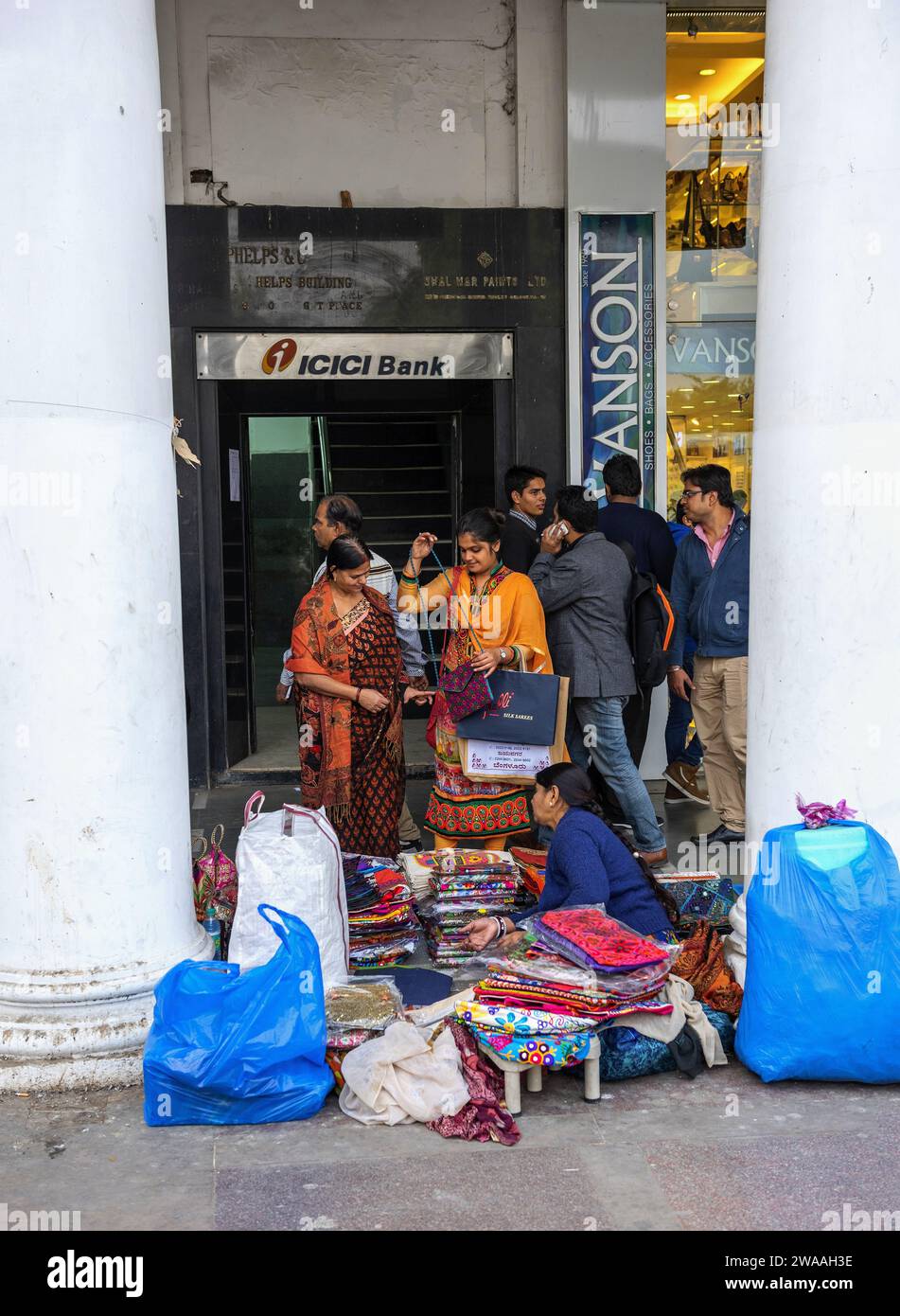 Shopping sur la place Connaught à New Delhi Banque D'Images