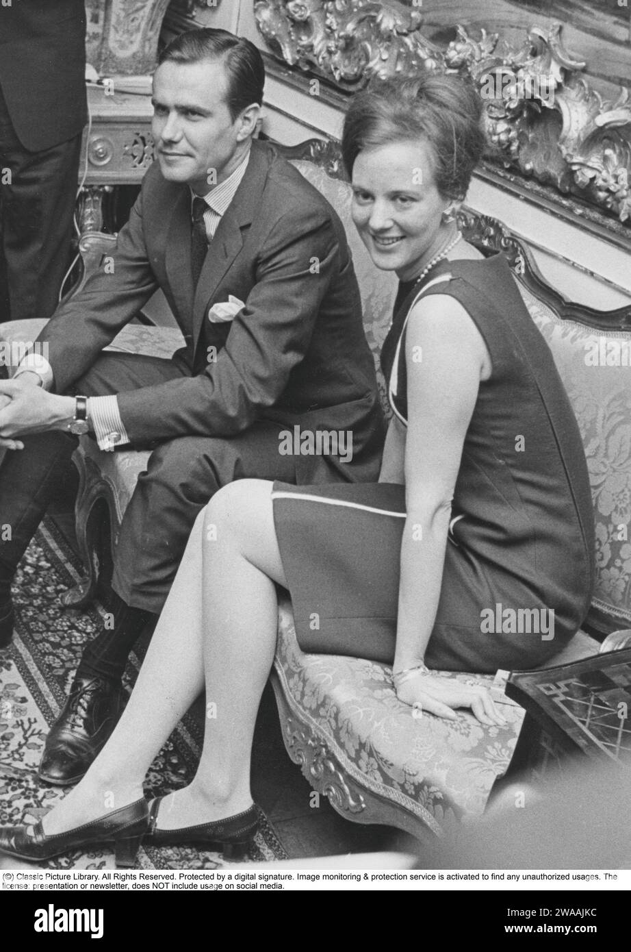 Margrethe II du Danemark. Photo avec Henri de Laborde de Monpezat au palais de Fredensborg à Copenhague au printemps 1967, où le couple annonce son mariage le 10 1967 juin. À cette époque, Margrethe était crownprincesse et héritière du trône, elle devint reine du Danemark le 15 janvier 1972. Banque D'Images