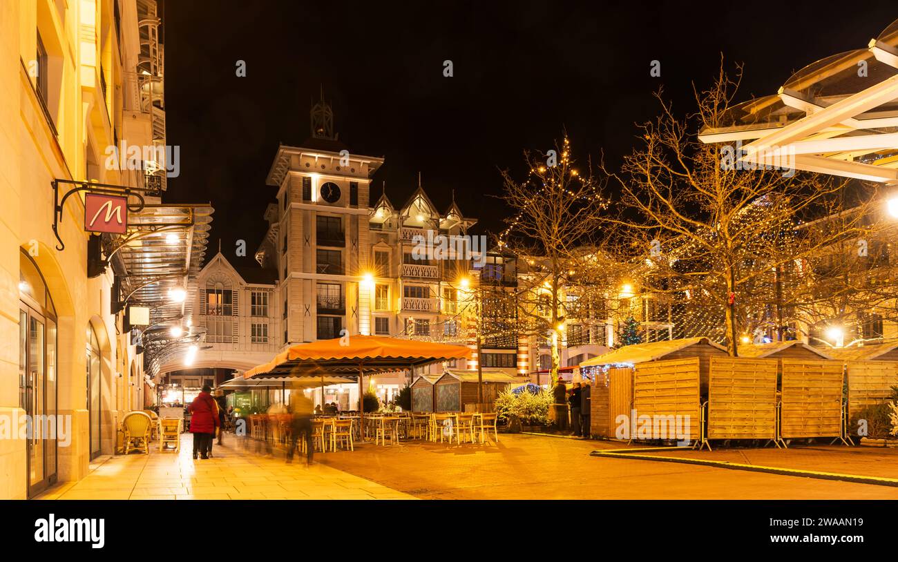 Place des marquises la nuit, à Arcachon, en Gironde, Nouvelle Aquitaine, France Banque D'Images