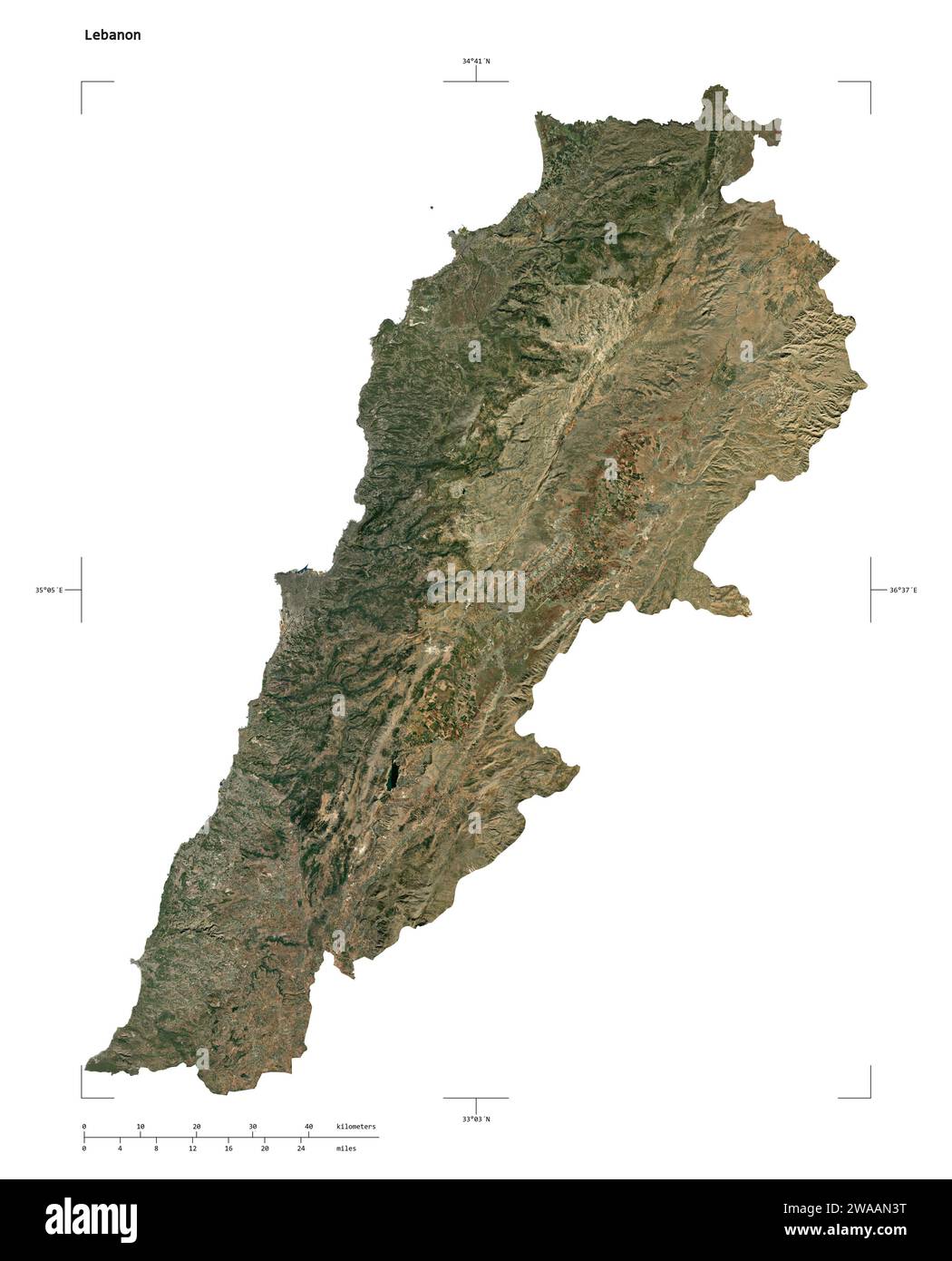 Forme d'une carte satellite à haute résolution du Liban, avec échelle de distance et coordonnées de la carte frontière, isolé sur blanc Banque D'Images