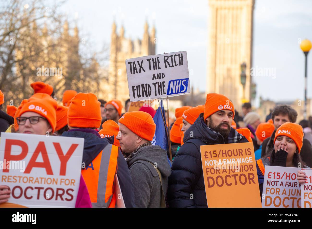 Londres, Angleterre, Royaume-Uni. 3 janvier 2024. Les médecins juniors sont vus sur la ligne de piquetage à l'extérieur de l'hôpital St Thomas alors qu'ils commencent une grève de 6 jours en Angleterre. (Image de crédit : © Tayfun Salci/ZUMA Press Wire) USAGE ÉDITORIAL SEULEMENT! Non destiné à UN USAGE commercial ! Crédit : ZUMA Press, Inc./Alamy Live News Banque D'Images