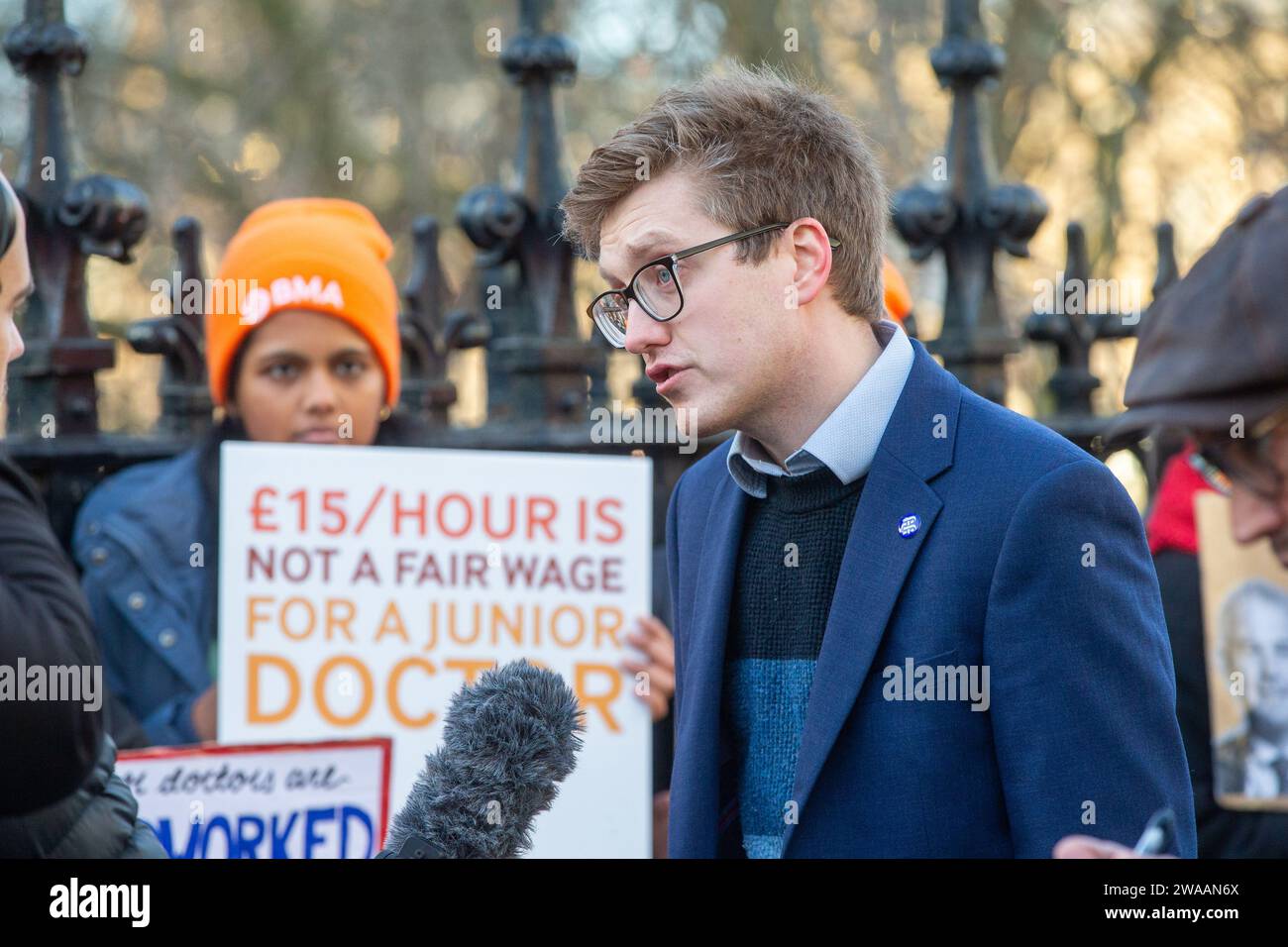 Londres, Angleterre, Royaume-Uni. 3 janvier 2024. Le coprésident du comité des médecins juniors de la BMA ROBERT LAURENSON est vu sur la ligne de piquetage à l'extérieur de l'hôpital St Thomas alors que les médecins juniors commencent une grève de 6 jours en Angleterre. (Image de crédit : © Tayfun Salci/ZUMA Press Wire) USAGE ÉDITORIAL SEULEMENT! Non destiné à UN USAGE commercial ! Crédit : ZUMA Press, Inc./Alamy Live News Banque D'Images