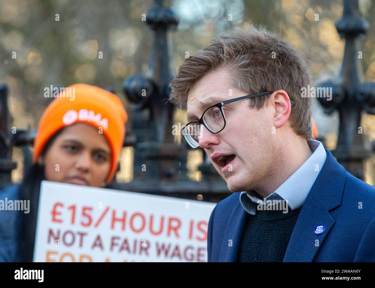 Londres, Angleterre, Royaume-Uni. 3 janvier 2024. Le coprésident du comité des médecins juniors de la BMA ROBERT LAURENSON est vu sur la ligne de piquetage à l'extérieur de l'hôpital St Thomas alors que les médecins juniors commencent une grève de 6 jours en Angleterre. (Image de crédit : © Tayfun Salci/ZUMA Press Wire) USAGE ÉDITORIAL SEULEMENT! Non destiné à UN USAGE commercial ! Crédit : ZUMA Press, Inc./Alamy Live News Banque D'Images
