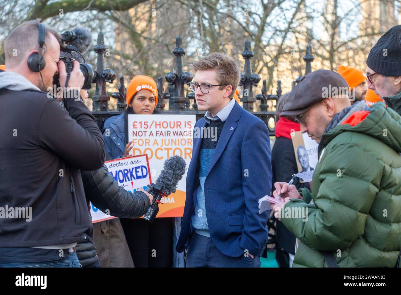 Londres, Angleterre, Royaume-Uni. 3 janvier 2024. Le coprésident du comité des médecins juniors de la BMA ROBERT LAURENSON est vu sur la ligne de piquetage à l'extérieur de l'hôpital St Thomas alors que les médecins juniors commencent une grève de 6 jours en Angleterre. (Image de crédit : © Tayfun Salci/ZUMA Press Wire) USAGE ÉDITORIAL SEULEMENT! Non destiné à UN USAGE commercial ! Crédit : ZUMA Press, Inc./Alamy Live News Banque D'Images