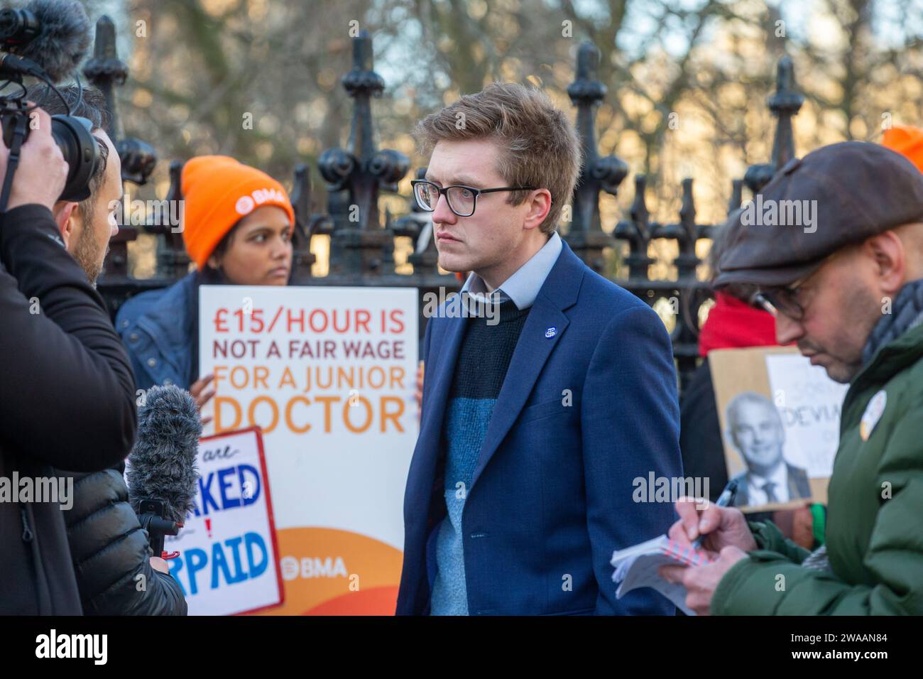 Londres, Angleterre, Royaume-Uni. 3 janvier 2024. Le coprésident du comité des médecins juniors de la BMA ROBERT LAURENSON est vu sur la ligne de piquetage à l'extérieur de l'hôpital St Thomas alors que les médecins juniors commencent une grève de 6 jours en Angleterre. (Image de crédit : © Tayfun Salci/ZUMA Press Wire) USAGE ÉDITORIAL SEULEMENT! Non destiné à UN USAGE commercial ! Crédit : ZUMA Press, Inc./Alamy Live News Banque D'Images