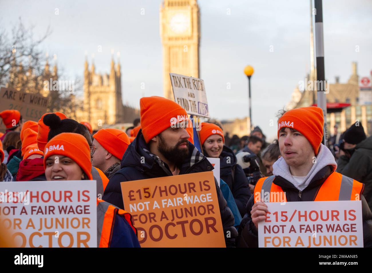 Londres, Angleterre, Royaume-Uni. 3 janvier 2024. Les médecins juniors sont vus sur la ligne de piquetage à l'extérieur de l'hôpital St Thomas alors qu'ils commencent une grève de 6 jours en Angleterre. (Image de crédit : © Tayfun Salci/ZUMA Press Wire) USAGE ÉDITORIAL SEULEMENT! Non destiné à UN USAGE commercial ! Crédit : ZUMA Press, Inc./Alamy Live News Banque D'Images