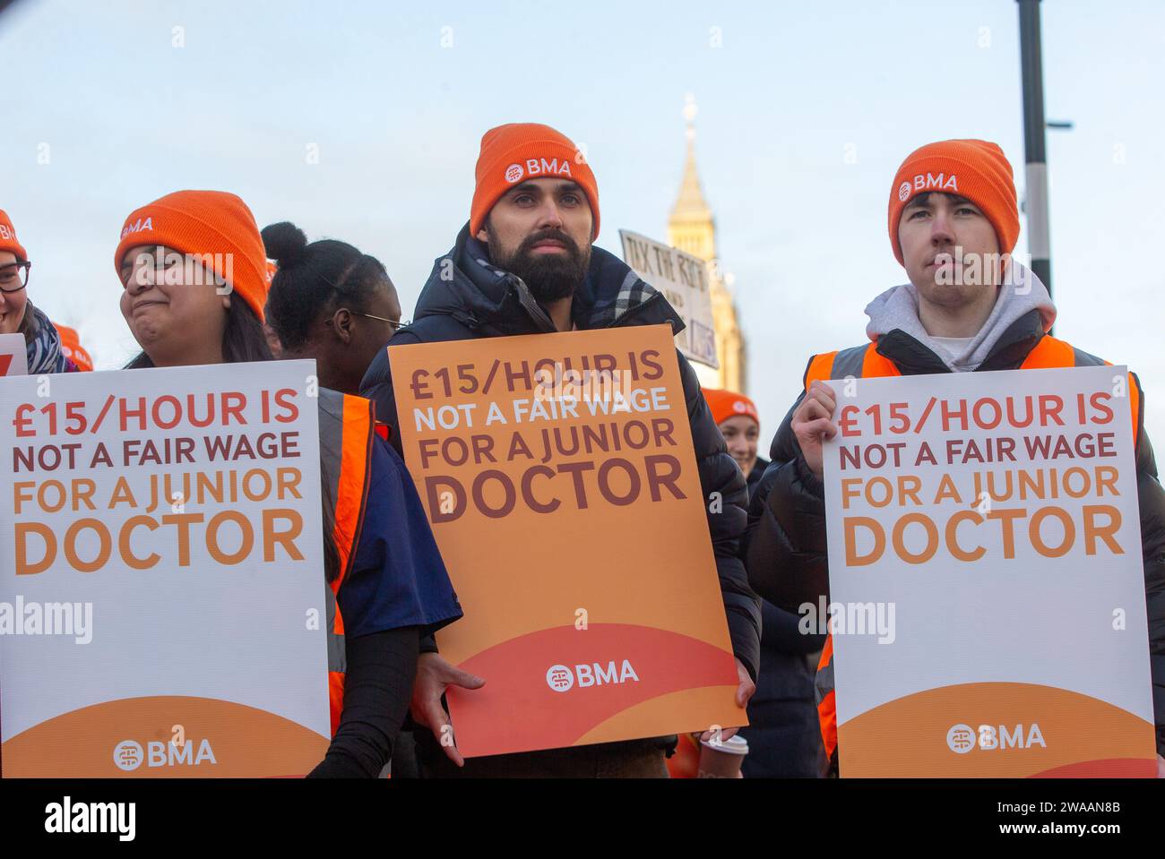 Londres, Angleterre, Royaume-Uni. 3 janvier 2024. Les médecins juniors sont vus sur la ligne de piquetage à l'extérieur de l'hôpital St Thomas alors qu'ils commencent une grève de 6 jours en Angleterre. (Image de crédit : © Tayfun Salci/ZUMA Press Wire) USAGE ÉDITORIAL SEULEMENT! Non destiné à UN USAGE commercial ! Crédit : ZUMA Press, Inc./Alamy Live News Banque D'Images