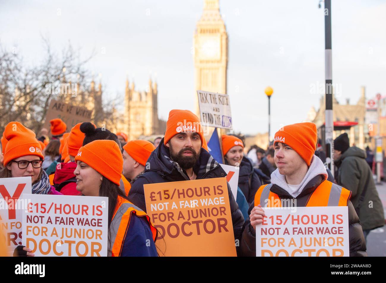 Londres, Angleterre, Royaume-Uni. 3 janvier 2024. Les médecins juniors sont vus sur la ligne de piquetage à l'extérieur de l'hôpital St Thomas alors qu'ils commencent une grève de 6 jours en Angleterre. (Image de crédit : © Tayfun Salci/ZUMA Press Wire) USAGE ÉDITORIAL SEULEMENT! Non destiné à UN USAGE commercial ! Crédit : ZUMA Press, Inc./Alamy Live News Banque D'Images