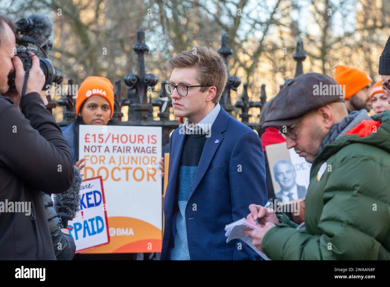 Londres, Angleterre, Royaume-Uni. 3 janvier 2024. Le coprésident du comité des médecins juniors de la BMA ROBERT LAURENSON est vu sur la ligne de piquetage à l'extérieur de l'hôpital St Thomas alors que les médecins juniors commencent une grève de 6 jours en Angleterre. (Image de crédit : © Tayfun Salci/ZUMA Press Wire) USAGE ÉDITORIAL SEULEMENT! Non destiné à UN USAGE commercial ! Crédit : ZUMA Press, Inc./Alamy Live News Banque D'Images