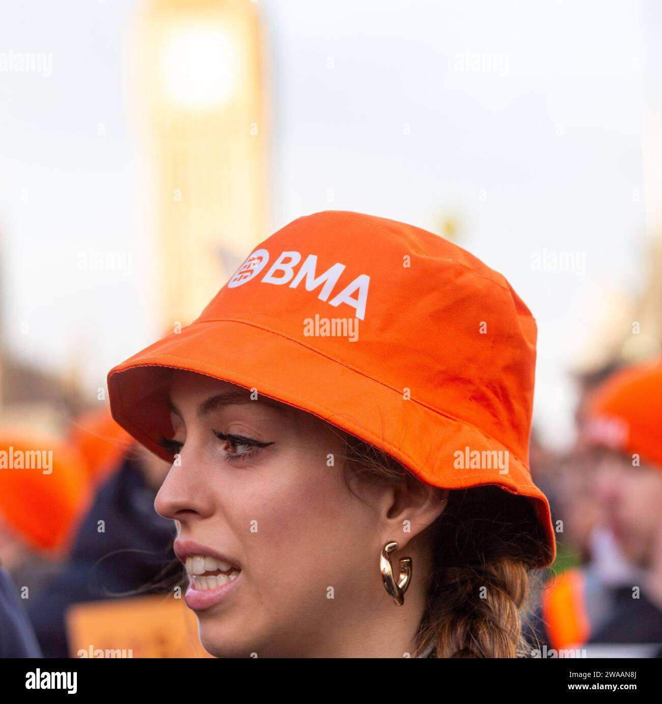 Londres, Angleterre, Royaume-Uni. 3 janvier 2024. Les médecins juniors sont vus sur la ligne de piquetage à l'extérieur de l'hôpital St Thomas alors qu'ils commencent une grève de 6 jours en Angleterre. (Image de crédit : © Tayfun Salci/ZUMA Press Wire) USAGE ÉDITORIAL SEULEMENT! Non destiné à UN USAGE commercial ! Crédit : ZUMA Press, Inc./Alamy Live News Banque D'Images
