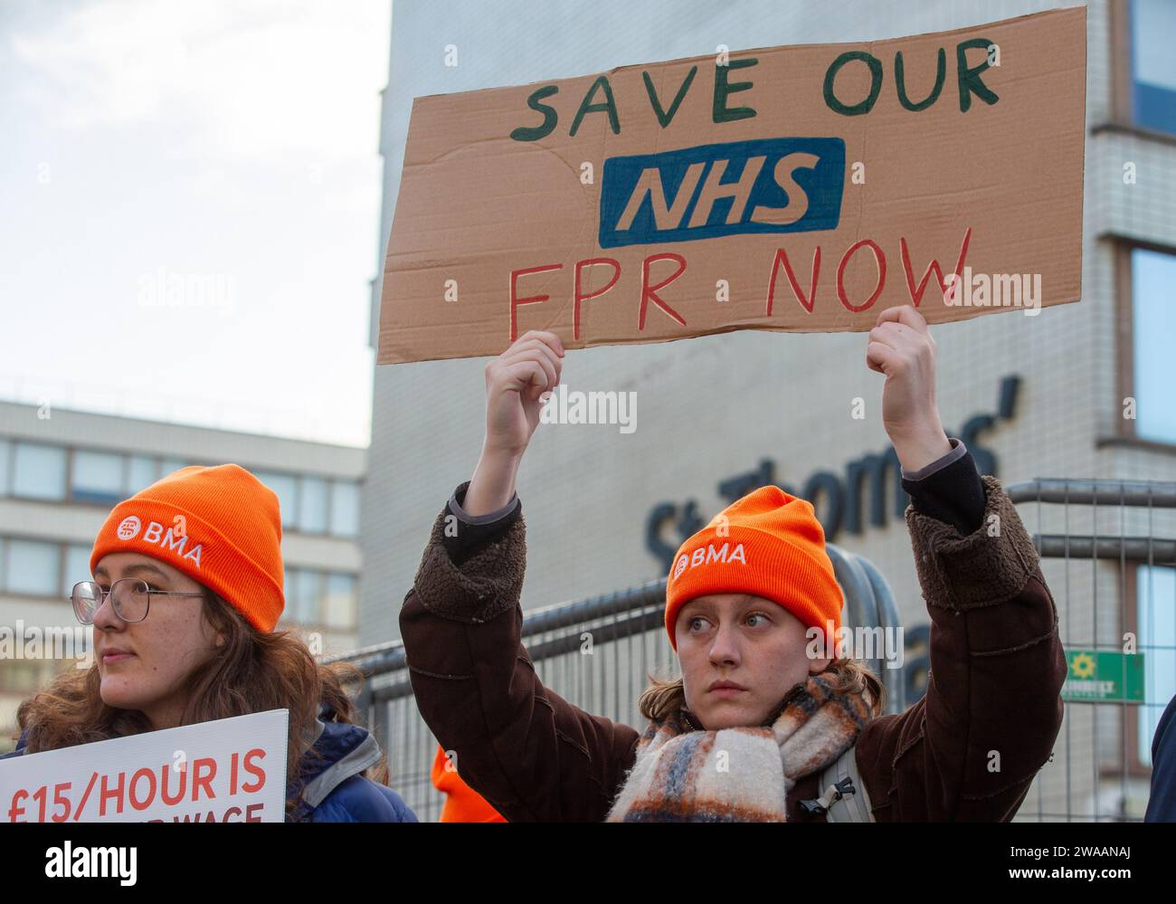 Londres, Angleterre, Royaume-Uni. 3 janvier 2024. Les médecins juniors sont vus sur la ligne de piquetage à l'extérieur de l'hôpital St Thomas alors qu'ils commencent une grève de 6 jours en Angleterre. (Image de crédit : © Tayfun Salci/ZUMA Press Wire) USAGE ÉDITORIAL SEULEMENT! Non destiné à UN USAGE commercial ! Crédit : ZUMA Press, Inc./Alamy Live News Banque D'Images