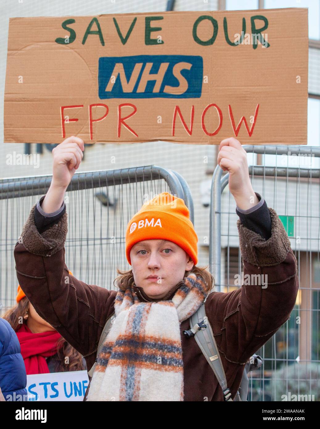 Londres, Angleterre, Royaume-Uni. 3 janvier 2024. Les médecins juniors sont vus sur la ligne de piquetage à l'extérieur de l'hôpital St Thomas alors qu'ils commencent une grève de 6 jours en Angleterre. (Image de crédit : © Tayfun Salci/ZUMA Press Wire) USAGE ÉDITORIAL SEULEMENT! Non destiné à UN USAGE commercial ! Crédit : ZUMA Press, Inc./Alamy Live News Banque D'Images
