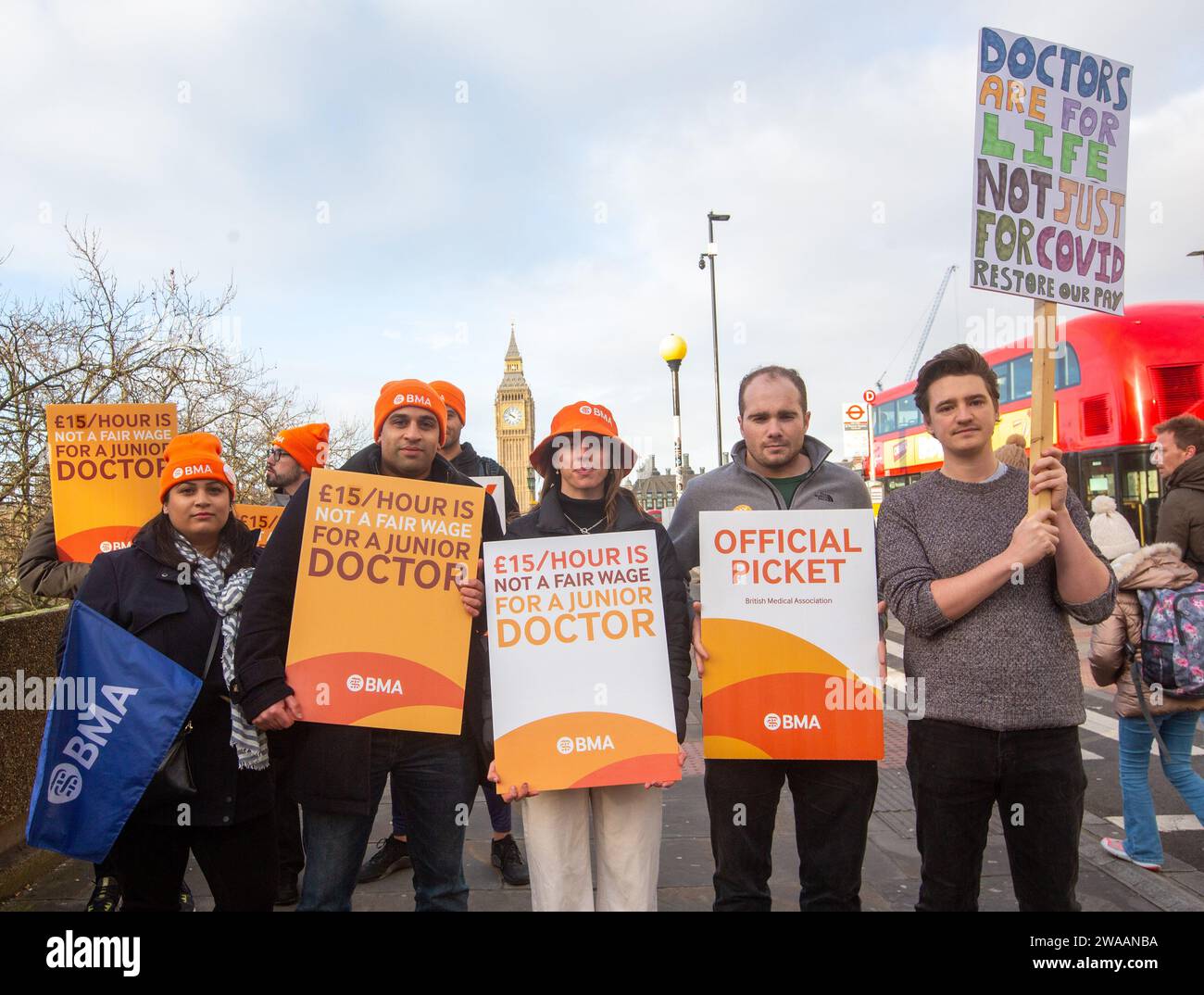 Londres, Angleterre, Royaume-Uni. 3 janvier 2024. Les médecins juniors sont vus sur la ligne de piquetage à l'extérieur de l'hôpital St Thomas alors qu'ils commencent une grève de 6 jours en Angleterre. (Image de crédit : © Tayfun Salci/ZUMA Press Wire) USAGE ÉDITORIAL SEULEMENT! Non destiné à UN USAGE commercial ! Crédit : ZUMA Press, Inc./Alamy Live News Banque D'Images