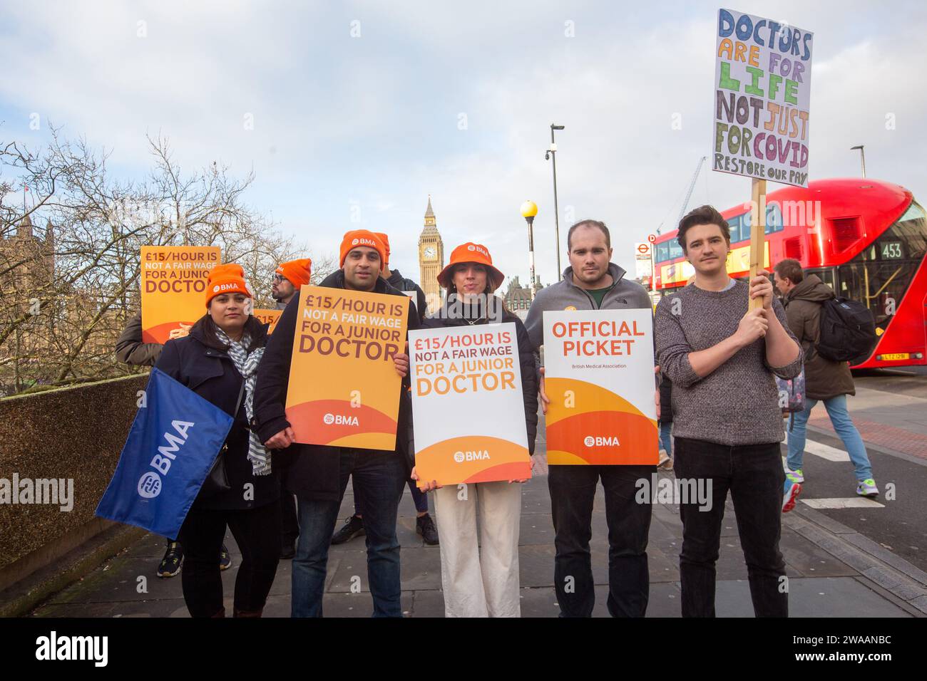 Londres, Angleterre, Royaume-Uni. 3 janvier 2024. Les médecins juniors sont vus sur la ligne de piquetage à l'extérieur de l'hôpital St Thomas alors qu'ils commencent une grève de 6 jours en Angleterre. (Image de crédit : © Tayfun Salci/ZUMA Press Wire) USAGE ÉDITORIAL SEULEMENT! Non destiné à UN USAGE commercial ! Crédit : ZUMA Press, Inc./Alamy Live News Banque D'Images