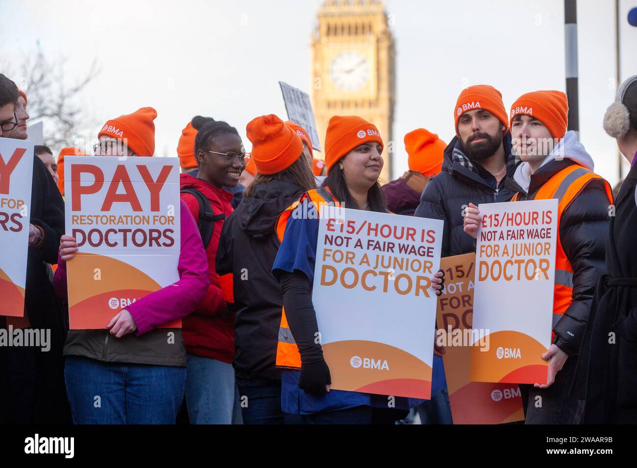 Londres, Angleterre, Royaume-Uni. 3 janvier 2024. Les médecins juniors sont vus sur la ligne de piquetage à l'extérieur de l'hôpital St Thomas alors qu'ils commencent une grève de 6 jours en Angleterre. (Image de crédit : © Tayfun Salci/ZUMA Press Wire) USAGE ÉDITORIAL SEULEMENT! Non destiné à UN USAGE commercial ! Crédit : ZUMA Press, Inc./Alamy Live News Banque D'Images