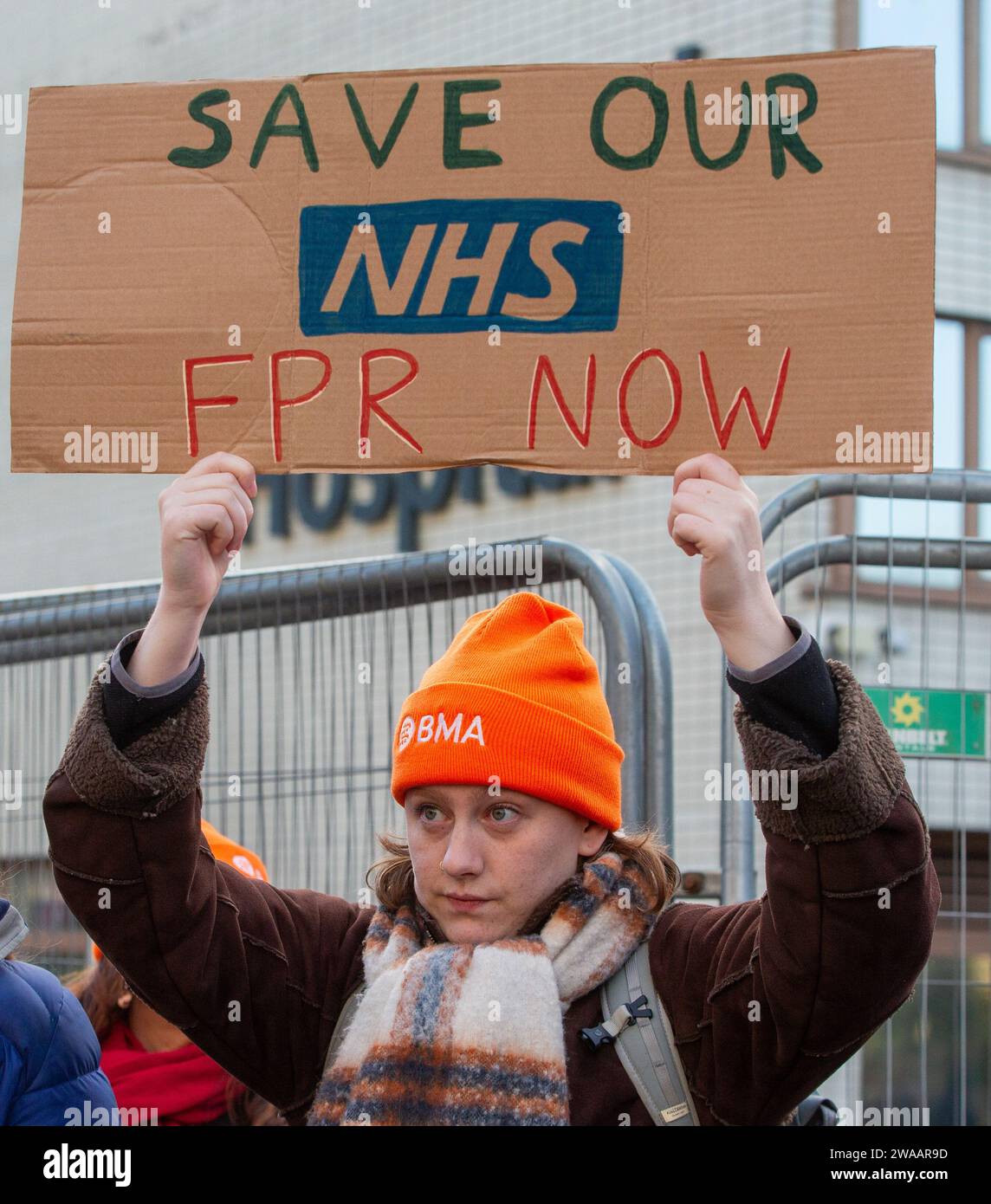 Londres, Angleterre, Royaume-Uni. 3 janvier 2024. Les médecins juniors sont vus sur la ligne de piquetage à l'extérieur de l'hôpital St Thomas alors qu'ils commencent une grève de 6 jours en Angleterre. (Image de crédit : © Tayfun Salci/ZUMA Press Wire) USAGE ÉDITORIAL SEULEMENT! Non destiné à UN USAGE commercial ! Crédit : ZUMA Press, Inc./Alamy Live News Banque D'Images