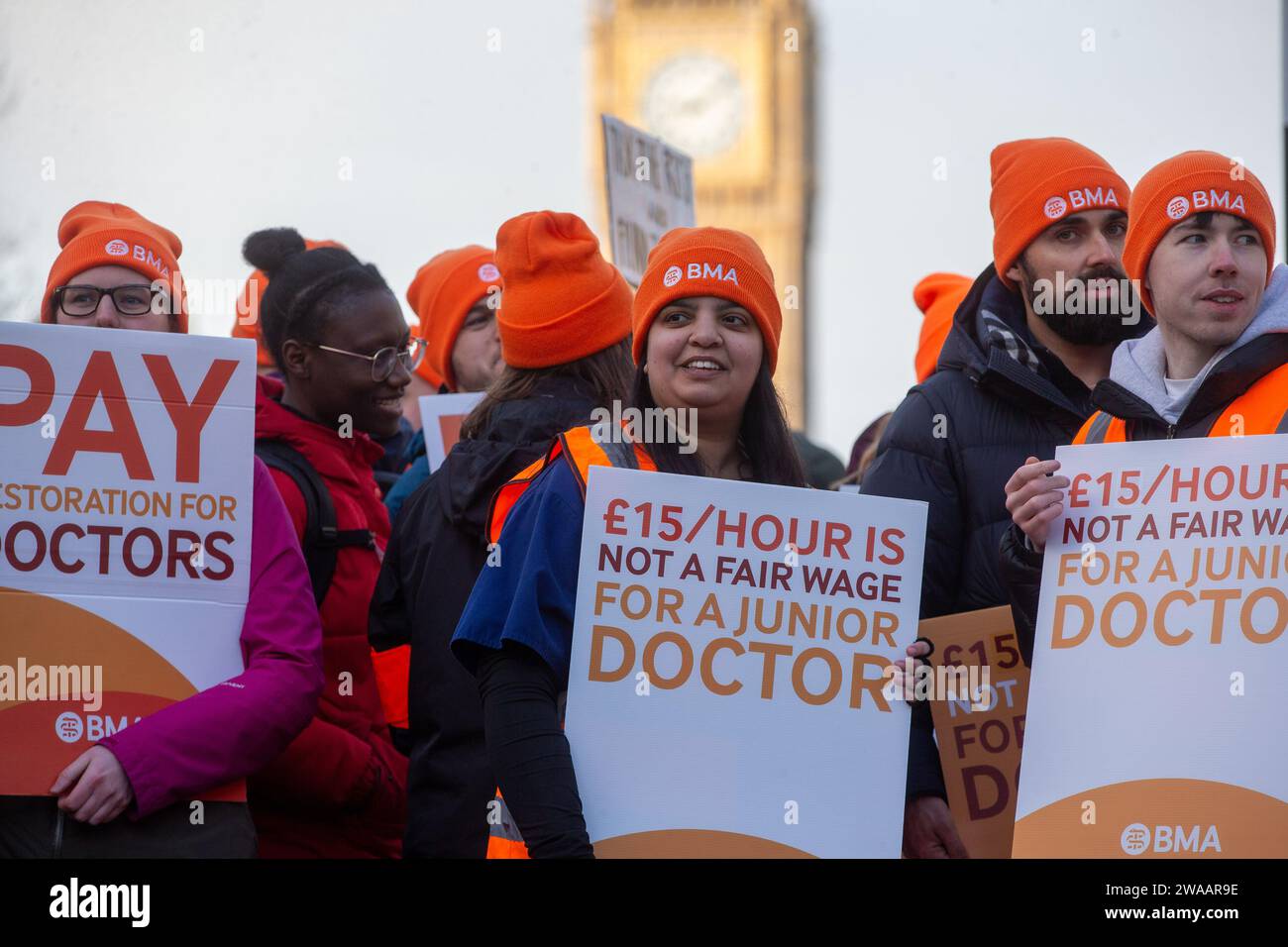 Londres, Angleterre, Royaume-Uni. 3 janvier 2024. Les médecins juniors sont vus sur la ligne de piquetage à l'extérieur de l'hôpital St Thomas alors qu'ils commencent une grève de 6 jours en Angleterre. (Image de crédit : © Tayfun Salci/ZUMA Press Wire) USAGE ÉDITORIAL SEULEMENT! Non destiné à UN USAGE commercial ! Crédit : ZUMA Press, Inc./Alamy Live News Banque D'Images