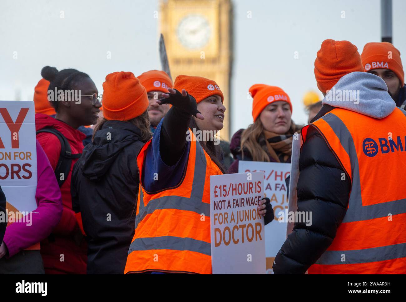 Londres, Angleterre, Royaume-Uni. 3 janvier 2024. Les médecins juniors sont vus sur la ligne de piquetage à l'extérieur de l'hôpital St Thomas alors qu'ils commencent une grève de 6 jours en Angleterre. (Image de crédit : © Tayfun Salci/ZUMA Press Wire) USAGE ÉDITORIAL SEULEMENT! Non destiné à UN USAGE commercial ! Crédit : ZUMA Press, Inc./Alamy Live News Banque D'Images