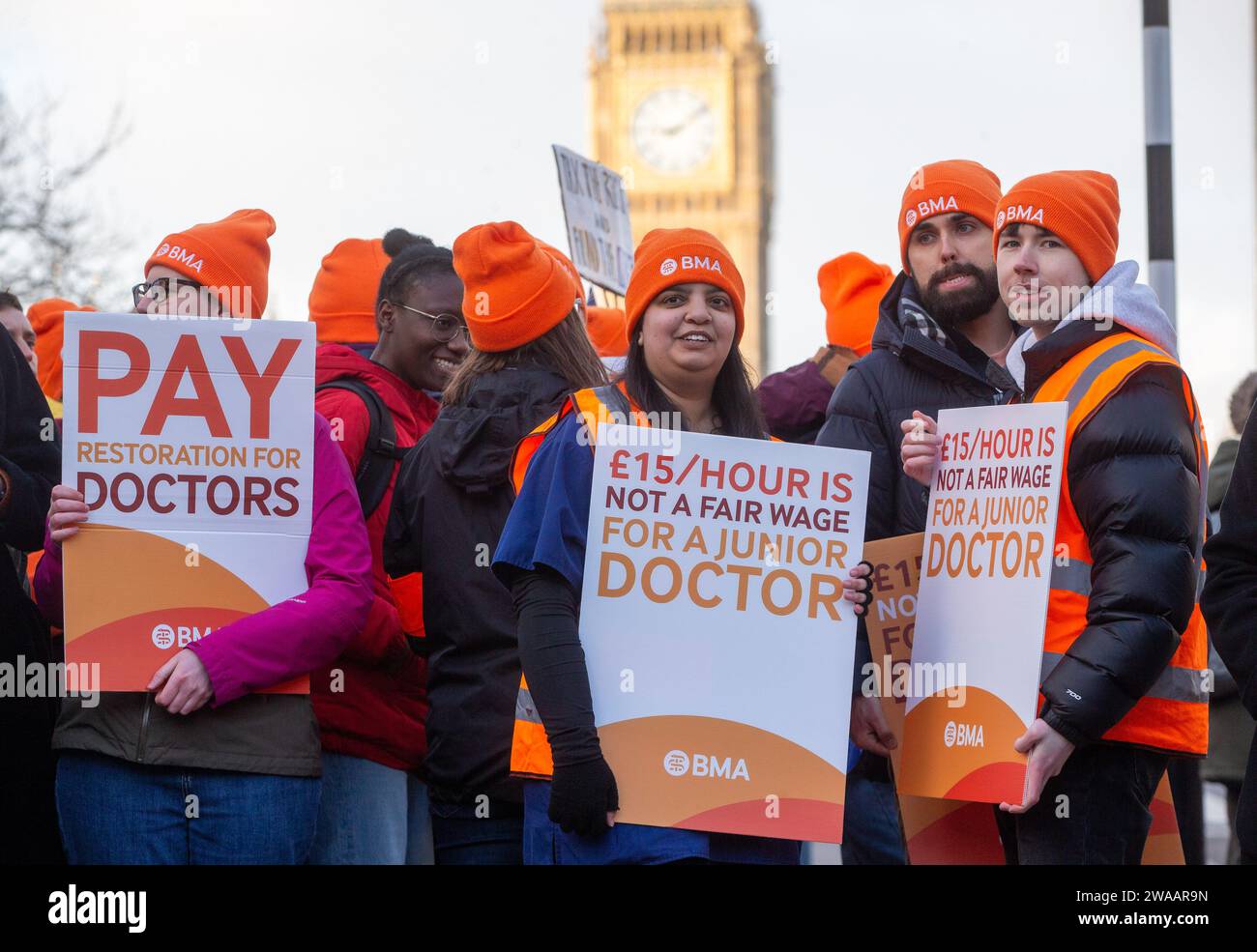 Londres, Angleterre, Royaume-Uni. 3 janvier 2024. Les médecins juniors sont vus sur la ligne de piquetage à l'extérieur de l'hôpital St Thomas alors qu'ils commencent une grève de 6 jours en Angleterre. (Image de crédit : © Tayfun Salci/ZUMA Press Wire) USAGE ÉDITORIAL SEULEMENT! Non destiné à UN USAGE commercial ! Crédit : ZUMA Press, Inc./Alamy Live News Banque D'Images