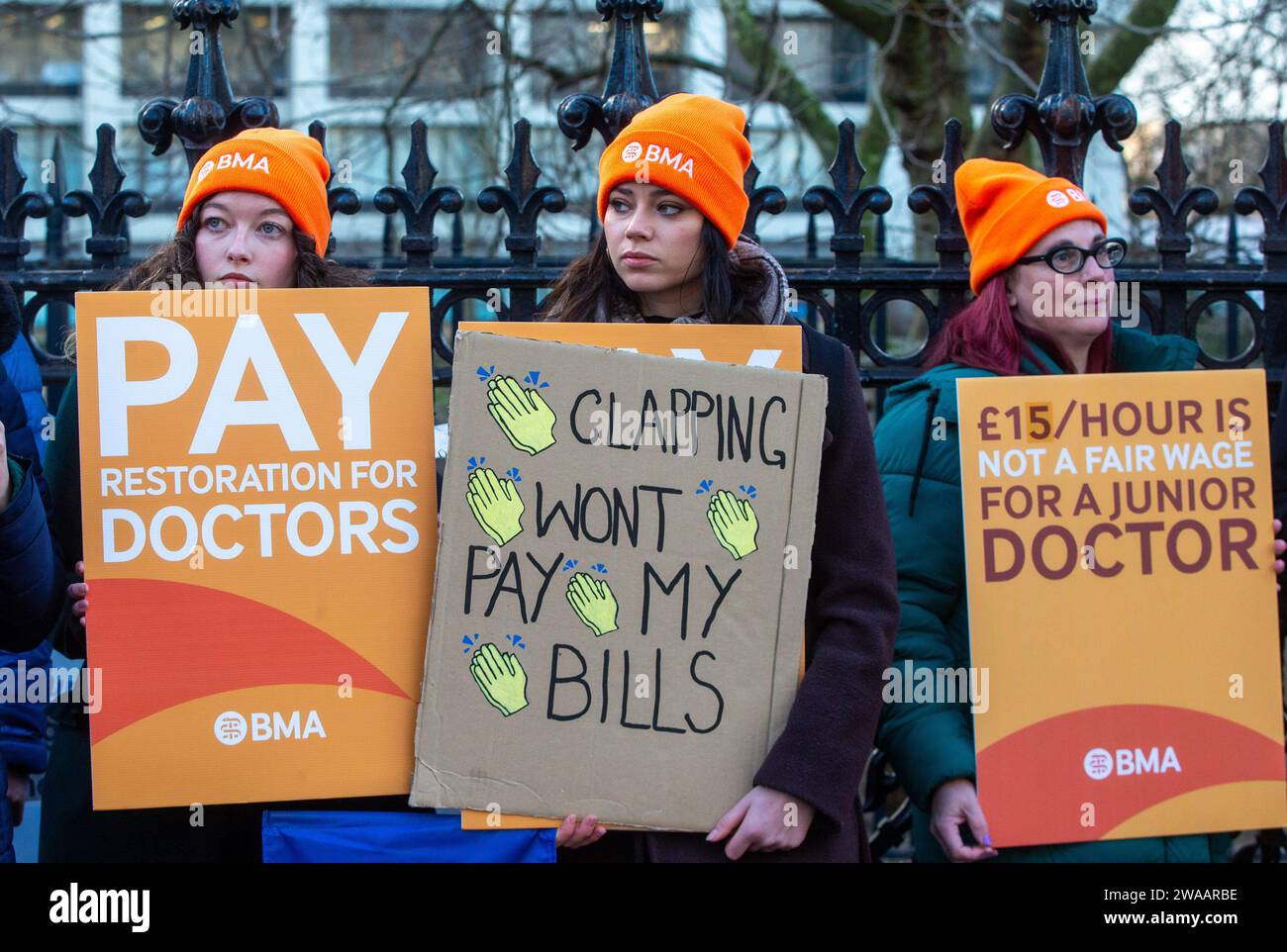Londres, Angleterre, Royaume-Uni. 3 janvier 2024. Les médecins juniors sont vus sur la ligne de piquetage à l'extérieur de l'hôpital St Thomas alors qu'ils commencent une grève de 6 jours en Angleterre. (Image de crédit : © Tayfun Salci/ZUMA Press Wire) USAGE ÉDITORIAL SEULEMENT! Non destiné à UN USAGE commercial ! Crédit : ZUMA Press, Inc./Alamy Live News Banque D'Images