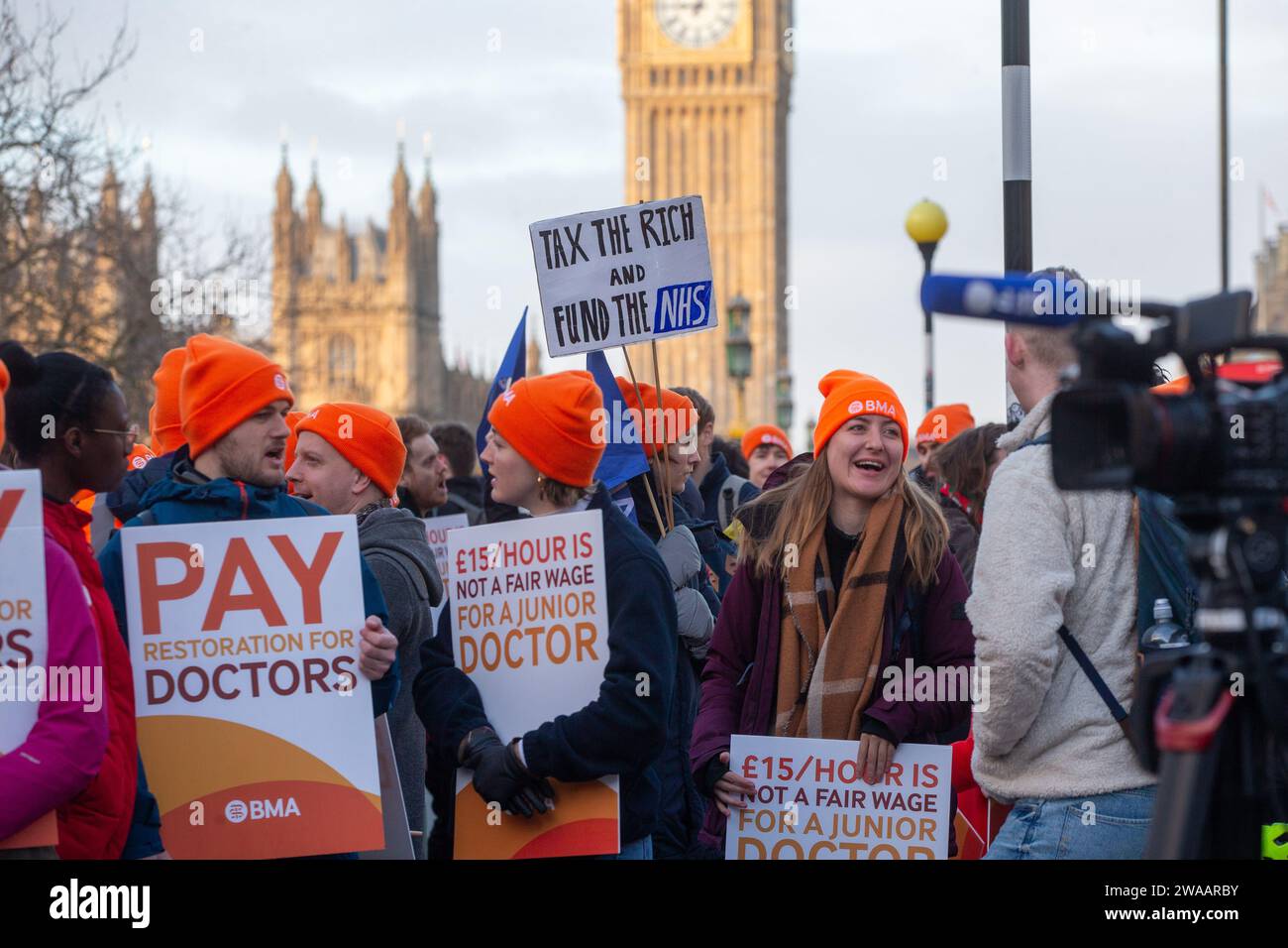 Londres, Angleterre, Royaume-Uni. 3 janvier 2024. Les médecins juniors sont vus sur la ligne de piquetage à l'extérieur de l'hôpital St Thomas alors qu'ils commencent une grève de 6 jours en Angleterre. (Image de crédit : © Tayfun Salci/ZUMA Press Wire) USAGE ÉDITORIAL SEULEMENT! Non destiné à UN USAGE commercial ! Crédit : ZUMA Press, Inc./Alamy Live News Banque D'Images