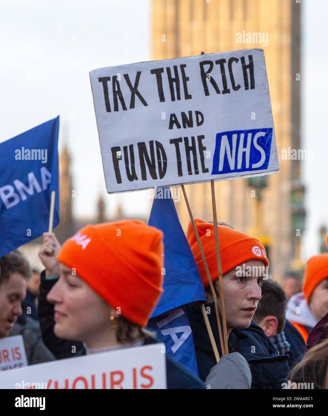 Londres, Angleterre, Royaume-Uni. 3 janvier 2024. Les médecins juniors sont vus sur la ligne de piquetage à l'extérieur de l'hôpital St Thomas alors qu'ils commencent une grève de 6 jours en Angleterre. (Image de crédit : © Tayfun Salci/ZUMA Press Wire) USAGE ÉDITORIAL SEULEMENT! Non destiné à UN USAGE commercial ! Crédit : ZUMA Press, Inc./Alamy Live News Banque D'Images