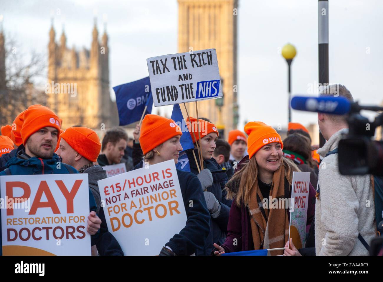Londres, Angleterre, Royaume-Uni. 3 janvier 2024. Les médecins juniors sont vus sur la ligne de piquetage à l'extérieur de l'hôpital St Thomas alors qu'ils commencent une grève de 6 jours en Angleterre. (Image de crédit : © Tayfun Salci/ZUMA Press Wire) USAGE ÉDITORIAL SEULEMENT! Non destiné à UN USAGE commercial ! Crédit : ZUMA Press, Inc./Alamy Live News Banque D'Images