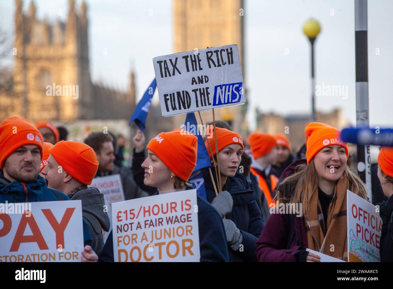 Londres, Angleterre, Royaume-Uni. 3 janvier 2024. Les médecins juniors sont vus sur la ligne de piquetage à l'extérieur de l'hôpital St Thomas alors qu'ils commencent une grève de 6 jours en Angleterre. (Image de crédit : © Tayfun Salci/ZUMA Press Wire) USAGE ÉDITORIAL SEULEMENT! Non destiné à UN USAGE commercial ! Crédit : ZUMA Press, Inc./Alamy Live News Banque D'Images