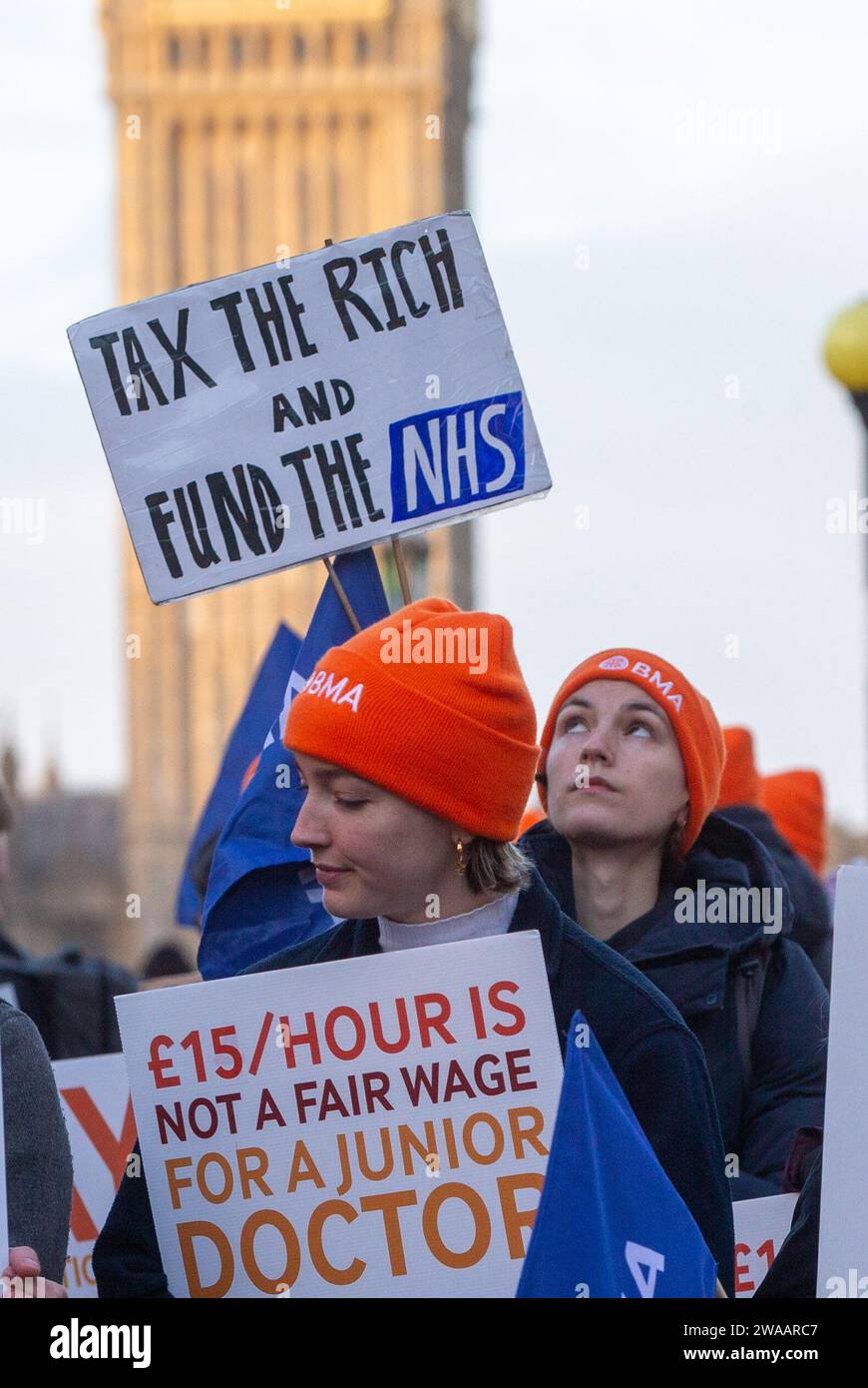 Londres, Angleterre, Royaume-Uni. 3 janvier 2024. Les médecins juniors sont vus sur la ligne de piquetage à l'extérieur de l'hôpital St Thomas alors qu'ils commencent une grève de 6 jours en Angleterre. (Image de crédit : © Tayfun Salci/ZUMA Press Wire) USAGE ÉDITORIAL SEULEMENT! Non destiné à UN USAGE commercial ! Crédit : ZUMA Press, Inc./Alamy Live News Banque D'Images
