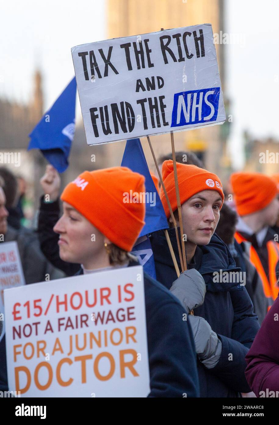 Londres, Angleterre, Royaume-Uni. 3 janvier 2024. Les médecins juniors sont vus sur la ligne de piquetage à l'extérieur de l'hôpital St Thomas alors qu'ils commencent une grève de 6 jours en Angleterre. (Image de crédit : © Tayfun Salci/ZUMA Press Wire) USAGE ÉDITORIAL SEULEMENT! Non destiné à UN USAGE commercial ! Crédit : ZUMA Press, Inc./Alamy Live News Banque D'Images