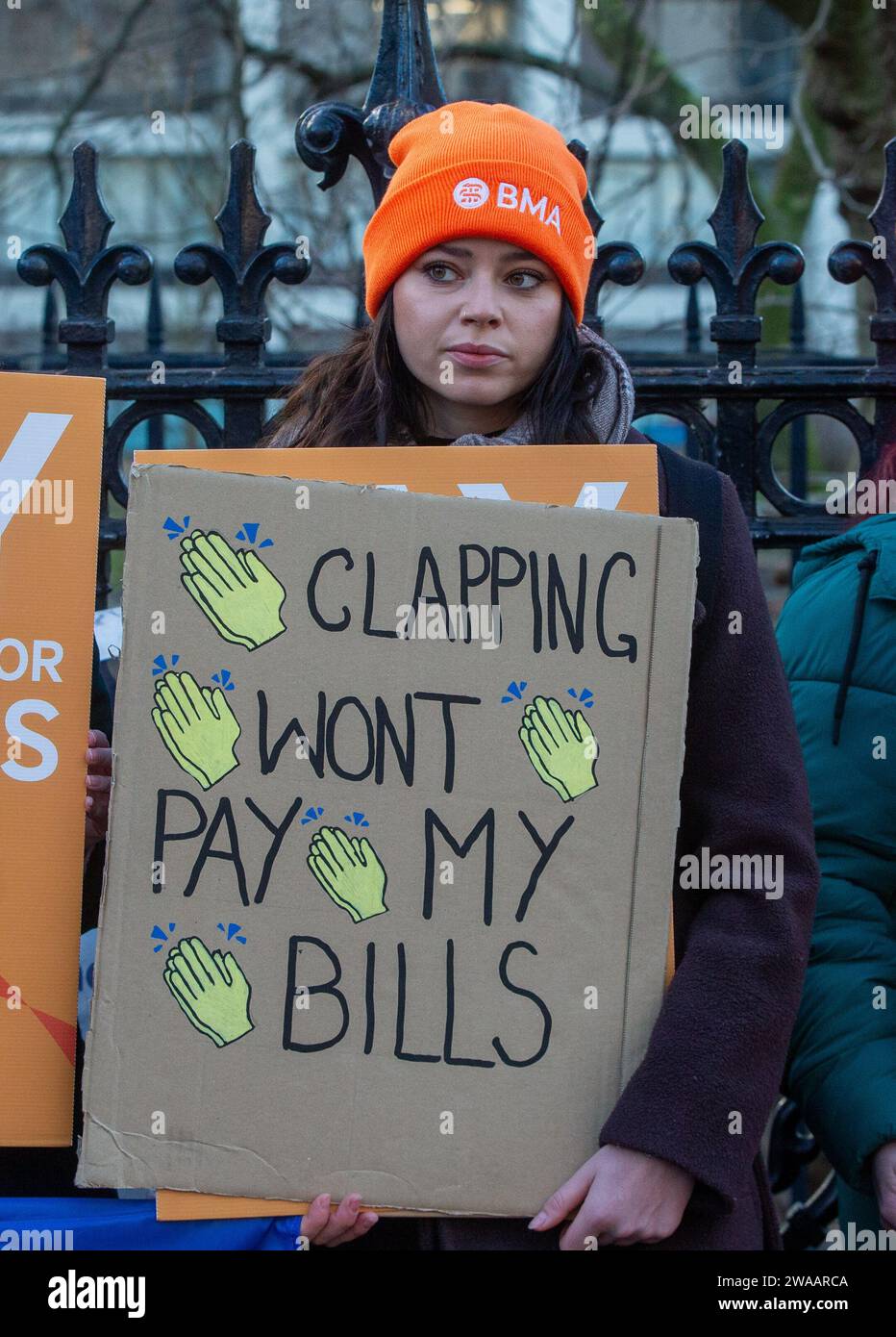 Londres, Angleterre, Royaume-Uni. 3 janvier 2024. Les médecins juniors sont vus sur la ligne de piquetage à l'extérieur de l'hôpital St Thomas alors qu'ils commencent une grève de 6 jours en Angleterre. (Image de crédit : © Tayfun Salci/ZUMA Press Wire) USAGE ÉDITORIAL SEULEMENT! Non destiné à UN USAGE commercial ! Crédit : ZUMA Press, Inc./Alamy Live News Banque D'Images