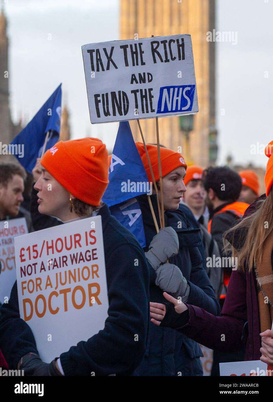 Londres, Angleterre, Royaume-Uni. 3 janvier 2024. Les médecins juniors sont vus sur la ligne de piquetage à l'extérieur de l'hôpital St Thomas alors qu'ils commencent une grève de 6 jours en Angleterre. (Image de crédit : © Tayfun Salci/ZUMA Press Wire) USAGE ÉDITORIAL SEULEMENT! Non destiné à UN USAGE commercial ! Crédit : ZUMA Press, Inc./Alamy Live News Banque D'Images