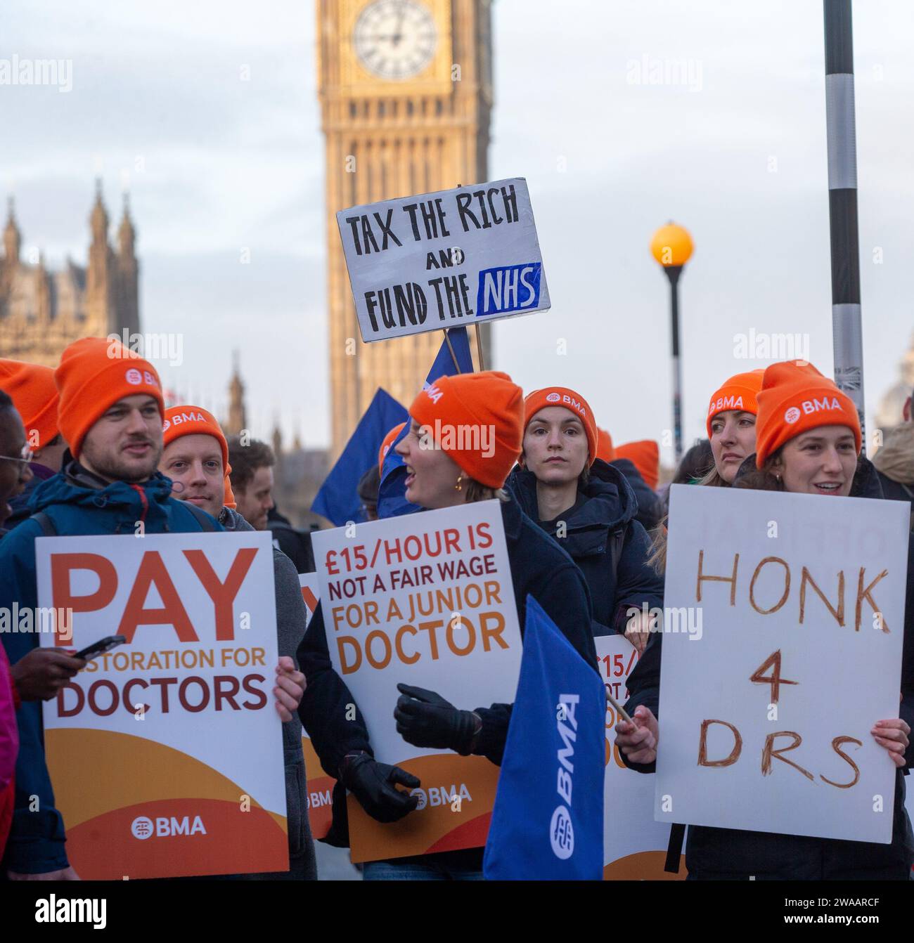 Londres, Angleterre, Royaume-Uni. 3 janvier 2024. Les médecins juniors sont vus sur la ligne de piquetage à l'extérieur de l'hôpital St Thomas alors qu'ils commencent une grève de 6 jours en Angleterre. (Image de crédit : © Tayfun Salci/ZUMA Press Wire) USAGE ÉDITORIAL SEULEMENT! Non destiné à UN USAGE commercial ! Crédit : ZUMA Press, Inc./Alamy Live News Banque D'Images