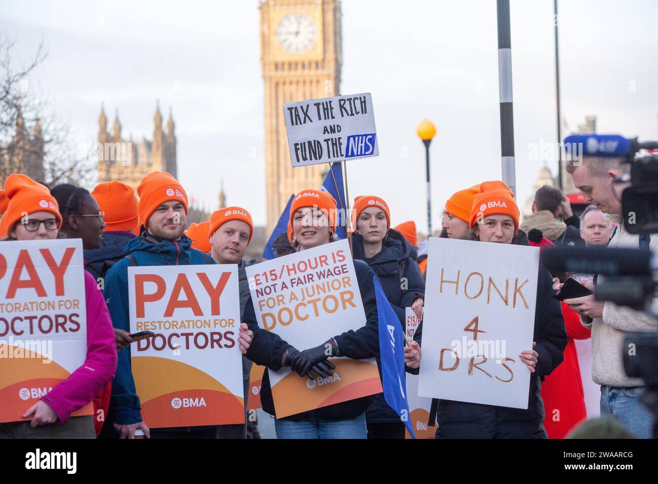 Londres, Angleterre, Royaume-Uni. 3 janvier 2024. Les médecins juniors sont vus sur la ligne de piquetage à l'extérieur de l'hôpital St Thomas alors qu'ils commencent une grève de 6 jours en Angleterre. (Image de crédit : © Tayfun Salci/ZUMA Press Wire) USAGE ÉDITORIAL SEULEMENT! Non destiné à UN USAGE commercial ! Crédit : ZUMA Press, Inc./Alamy Live News Banque D'Images