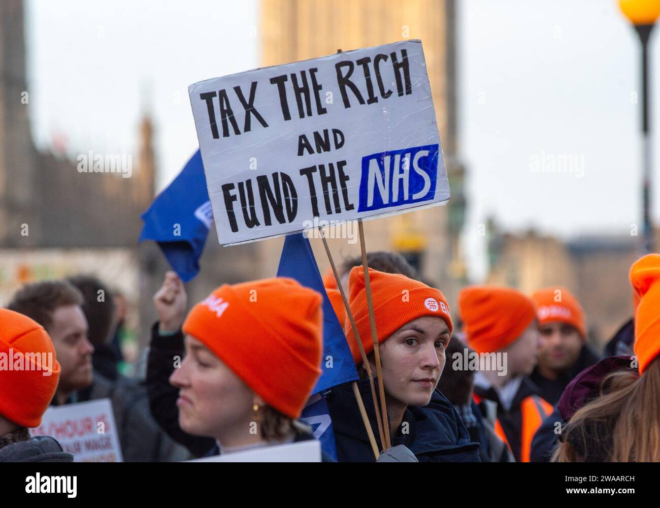 Londres, Angleterre, Royaume-Uni. 3 janvier 2024. Les médecins juniors sont vus sur la ligne de piquetage à l'extérieur de l'hôpital St Thomas alors qu'ils commencent une grève de 6 jours en Angleterre. (Image de crédit : © Tayfun Salci/ZUMA Press Wire) USAGE ÉDITORIAL SEULEMENT! Non destiné à UN USAGE commercial ! Crédit : ZUMA Press, Inc./Alamy Live News Banque D'Images