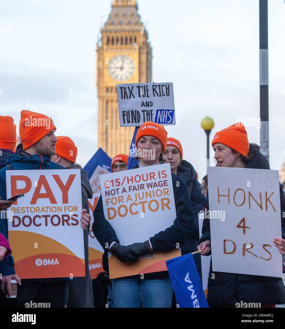 Londres, Angleterre, Royaume-Uni. 3 janvier 2024. Les médecins juniors sont vus sur la ligne de piquetage à l'extérieur de l'hôpital St Thomas alors qu'ils commencent une grève de 6 jours en Angleterre. (Image de crédit : © Tayfun Salci/ZUMA Press Wire) USAGE ÉDITORIAL SEULEMENT! Non destiné à UN USAGE commercial ! Crédit : ZUMA Press, Inc./Alamy Live News Banque D'Images