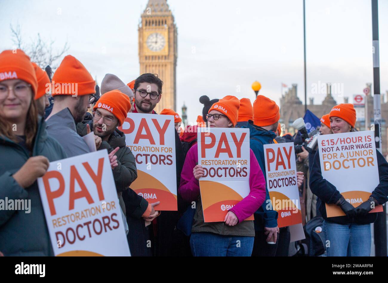 Londres, Angleterre, Royaume-Uni. 3 janvier 2024. Les médecins juniors sont vus sur la ligne de piquetage à l'extérieur de l'hôpital St Thomas alors qu'ils commencent une grève de 6 jours en Angleterre. (Image de crédit : © Tayfun Salci/ZUMA Press Wire) USAGE ÉDITORIAL SEULEMENT! Non destiné à UN USAGE commercial ! Crédit : ZUMA Press, Inc./Alamy Live News Banque D'Images