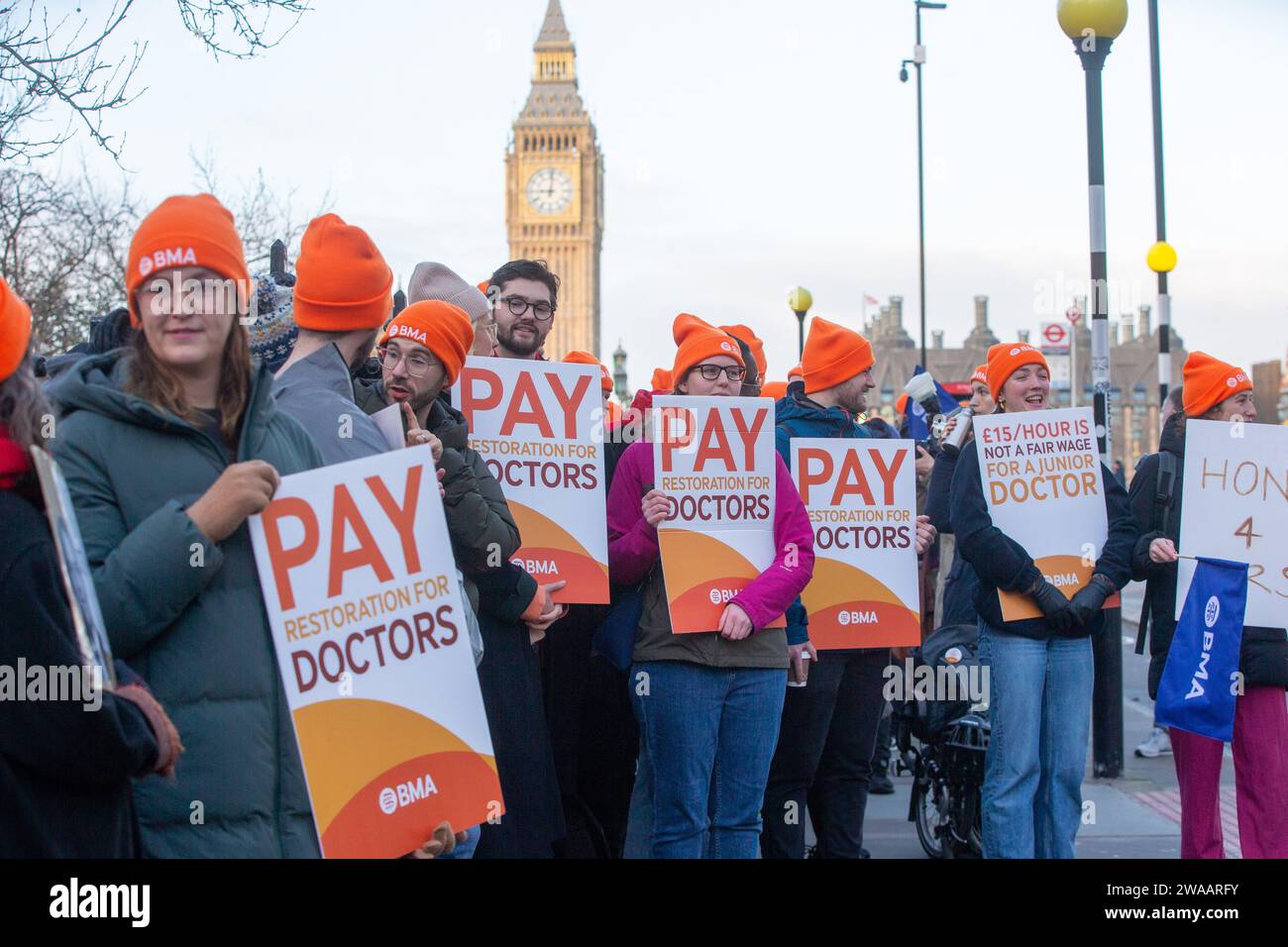 Londres, Angleterre, Royaume-Uni. 3 janvier 2024. Les médecins juniors sont vus sur la ligne de piquetage à l'extérieur de l'hôpital St Thomas alors qu'ils commencent une grève de 6 jours en Angleterre. (Image de crédit : © Tayfun Salci/ZUMA Press Wire) USAGE ÉDITORIAL SEULEMENT! Non destiné à UN USAGE commercial ! Crédit : ZUMA Press, Inc./Alamy Live News Banque D'Images
