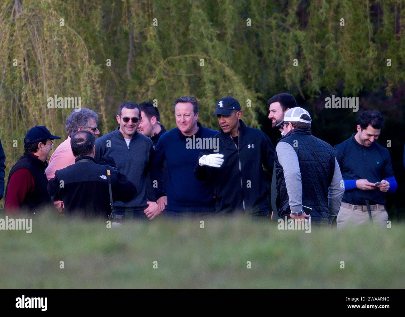 Image ©Licence à Parsons Media. 23/04/2016. Londres, Royaume-Uni. David Cameron et le président Obama jouant au golf. . Le convoi des présidents après avoir joué au golf David Cameron et le président Obama jouant au golf. Le Premier ministre britannique David Cameron jouant au golf contre le président des États-Unis, le président Obama au golf au Grove Golf Club. Photo de Andrew Parsons / Parsons Media Banque D'Images