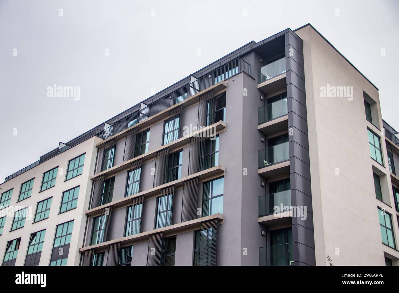 Métropole urbaine architecture moderne. Extérieur avec murs en verre, reflétant les bâtiments environnants. Nouveaux bâtiments à des fins commerciales et de bureau Banque D'Images