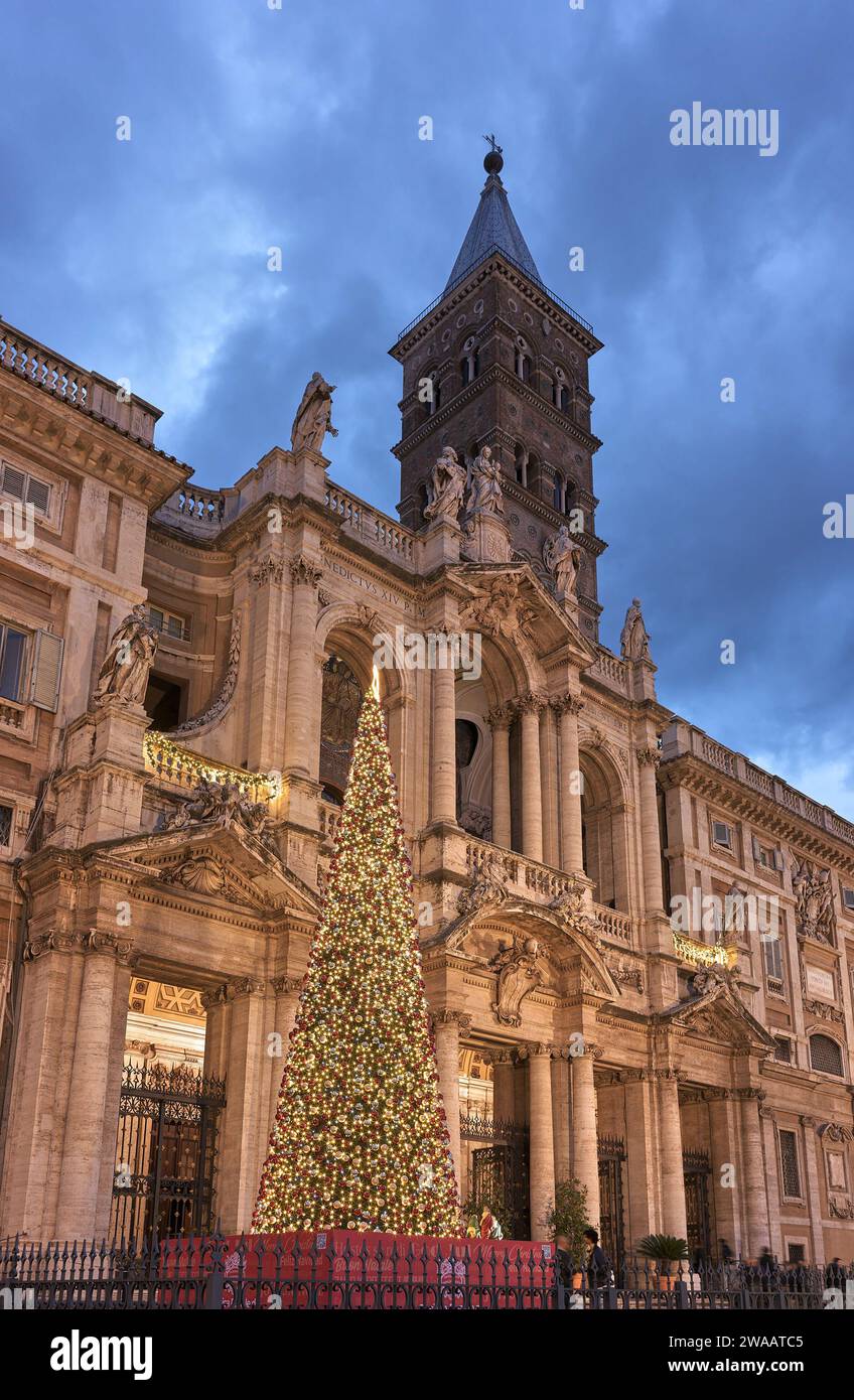 Arbre de Noël, la nuit, à l'extérieur de la façade ouest de la basilique papale de Santa Maria Maggiore (Sainte Marie majeure) dédiée à la vierge Marie la mothe Banque D'Images