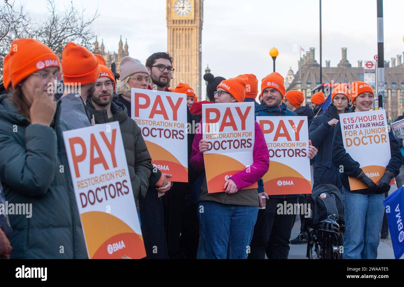 Londres, Angleterre, Royaume-Uni. 3 janvier 2024. Les médecins juniors sont vus sur la ligne de piquetage à l'extérieur de l'hôpital St Thomas alors qu'ils commencent une grève de 6 jours en Angleterre. (Image de crédit : © Tayfun Salci/ZUMA Press Wire) USAGE ÉDITORIAL SEULEMENT! Non destiné à UN USAGE commercial ! Crédit : ZUMA Press, Inc./Alamy Live News Banque D'Images