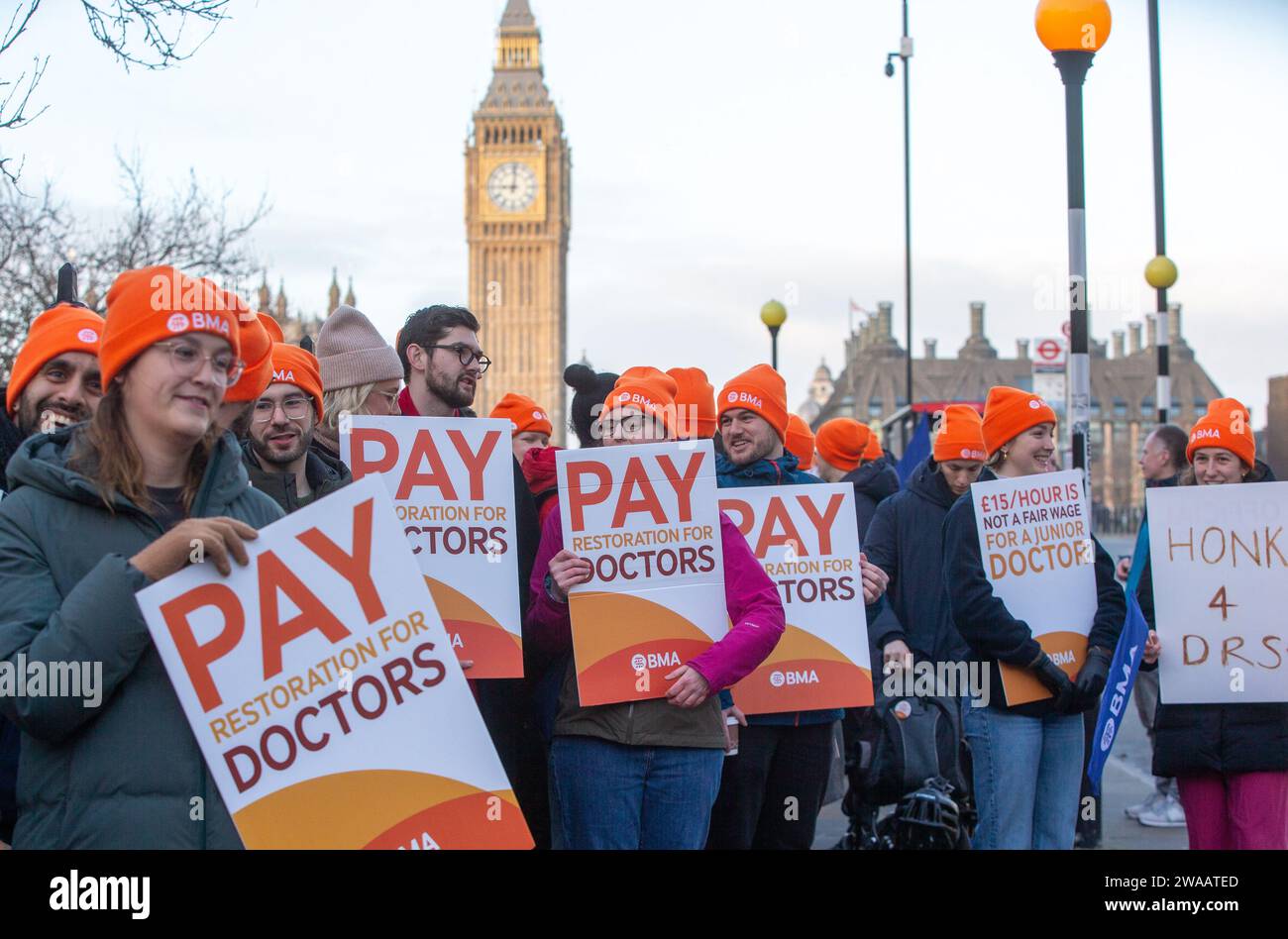 Londres, Angleterre, Royaume-Uni. 3 janvier 2024. Les médecins juniors sont vus sur la ligne de piquetage à l'extérieur de l'hôpital St Thomas alors qu'ils commencent une grève de 6 jours en Angleterre. (Image de crédit : © Tayfun Salci/ZUMA Press Wire) USAGE ÉDITORIAL SEULEMENT! Non destiné à UN USAGE commercial ! Crédit : ZUMA Press, Inc./Alamy Live News Banque D'Images