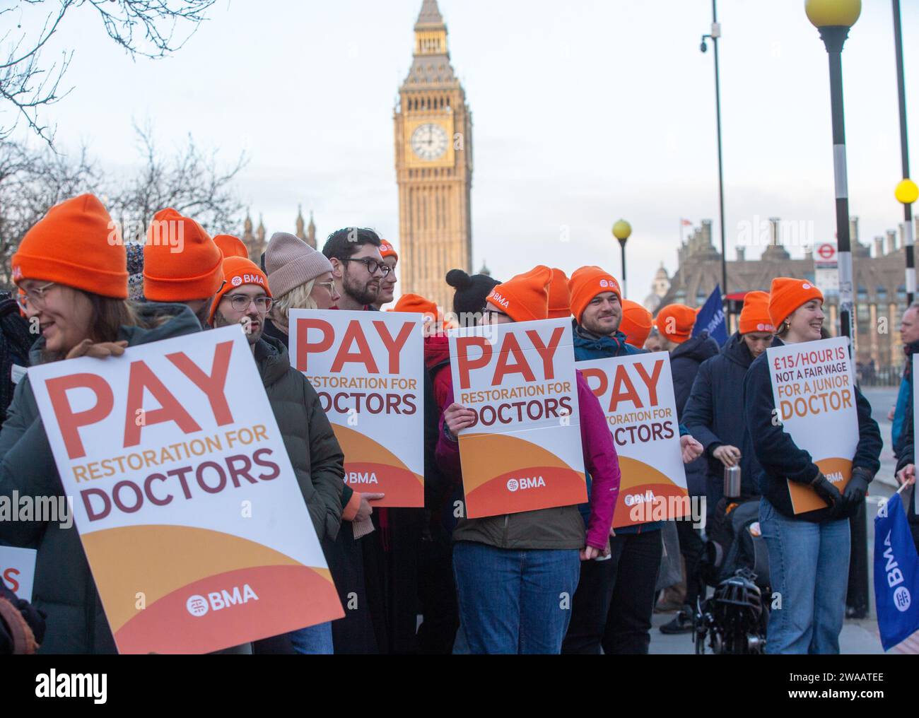 Londres, Angleterre, Royaume-Uni. 3 janvier 2024. Les médecins juniors sont vus sur la ligne de piquetage à l'extérieur de l'hôpital St Thomas alors qu'ils commencent une grève de 6 jours en Angleterre. (Image de crédit : © Tayfun Salci/ZUMA Press Wire) USAGE ÉDITORIAL SEULEMENT! Non destiné à UN USAGE commercial ! Crédit : ZUMA Press, Inc./Alamy Live News Banque D'Images