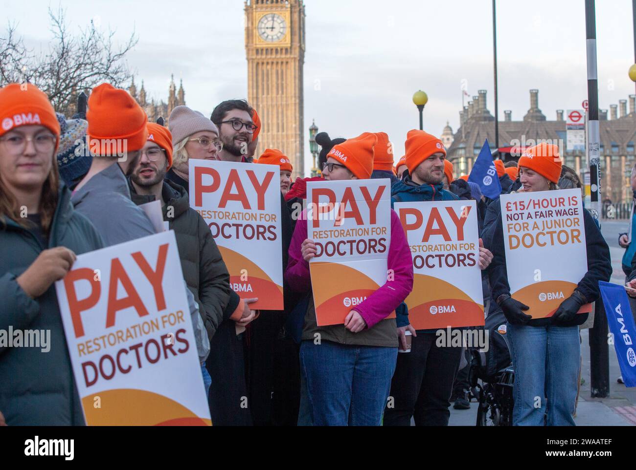 Londres, Angleterre, Royaume-Uni. 3 janvier 2024. Les médecins juniors sont vus sur la ligne de piquetage à l'extérieur de l'hôpital St Thomas alors qu'ils commencent une grève de 6 jours en Angleterre. (Image de crédit : © Tayfun Salci/ZUMA Press Wire) USAGE ÉDITORIAL SEULEMENT! Non destiné à UN USAGE commercial ! Crédit : ZUMA Press, Inc./Alamy Live News Banque D'Images