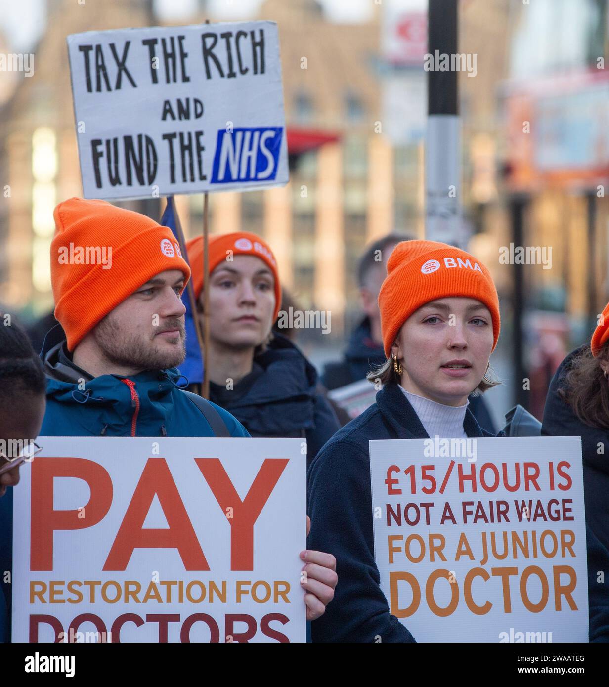 Londres, Angleterre, Royaume-Uni. 3 janvier 2024. Les médecins juniors sont vus sur la ligne de piquetage à l'extérieur de l'hôpital St Thomas alors qu'ils commencent une grève de 6 jours en Angleterre. (Image de crédit : © Tayfun Salci/ZUMA Press Wire) USAGE ÉDITORIAL SEULEMENT! Non destiné à UN USAGE commercial ! Crédit : ZUMA Press, Inc./Alamy Live News Banque D'Images